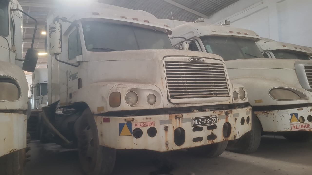 FREIGHTLINER FLC12645T - 2000