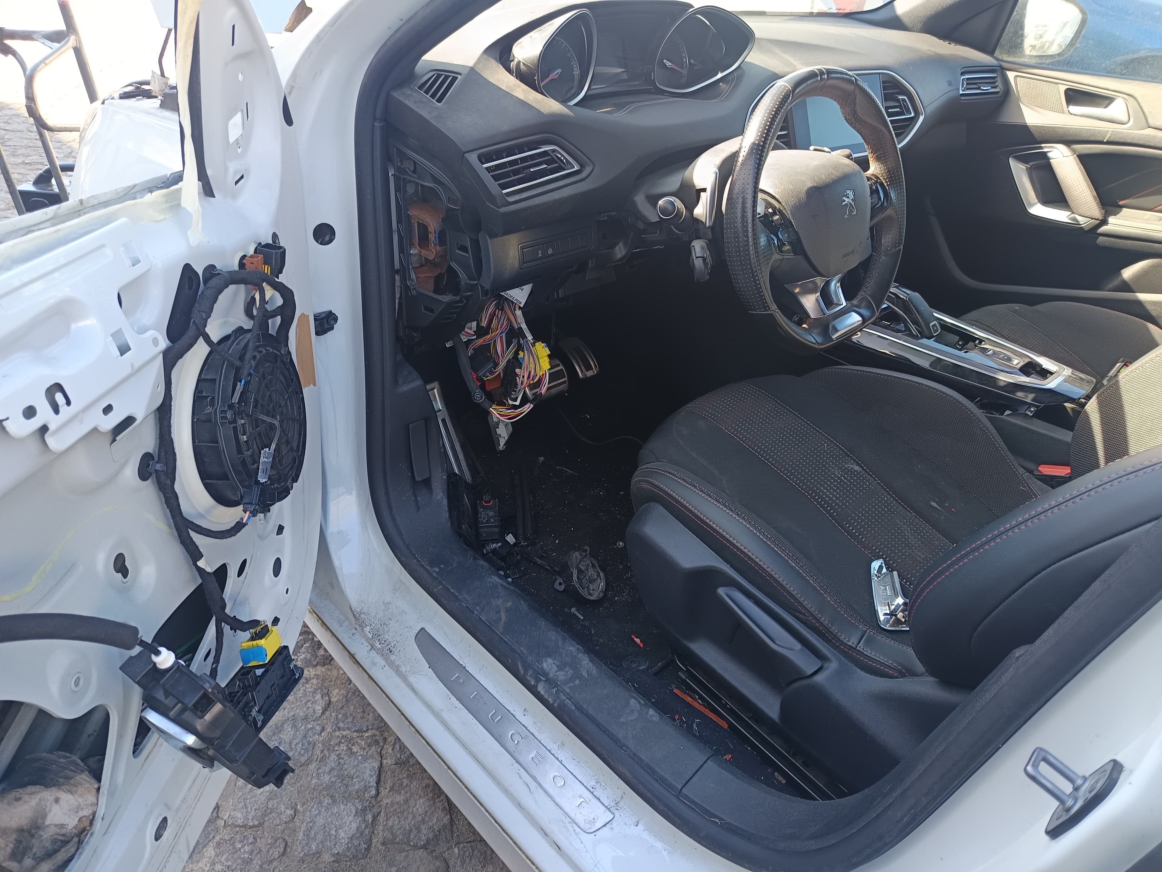 Peugeot 308 · Ano 2014 — image 34