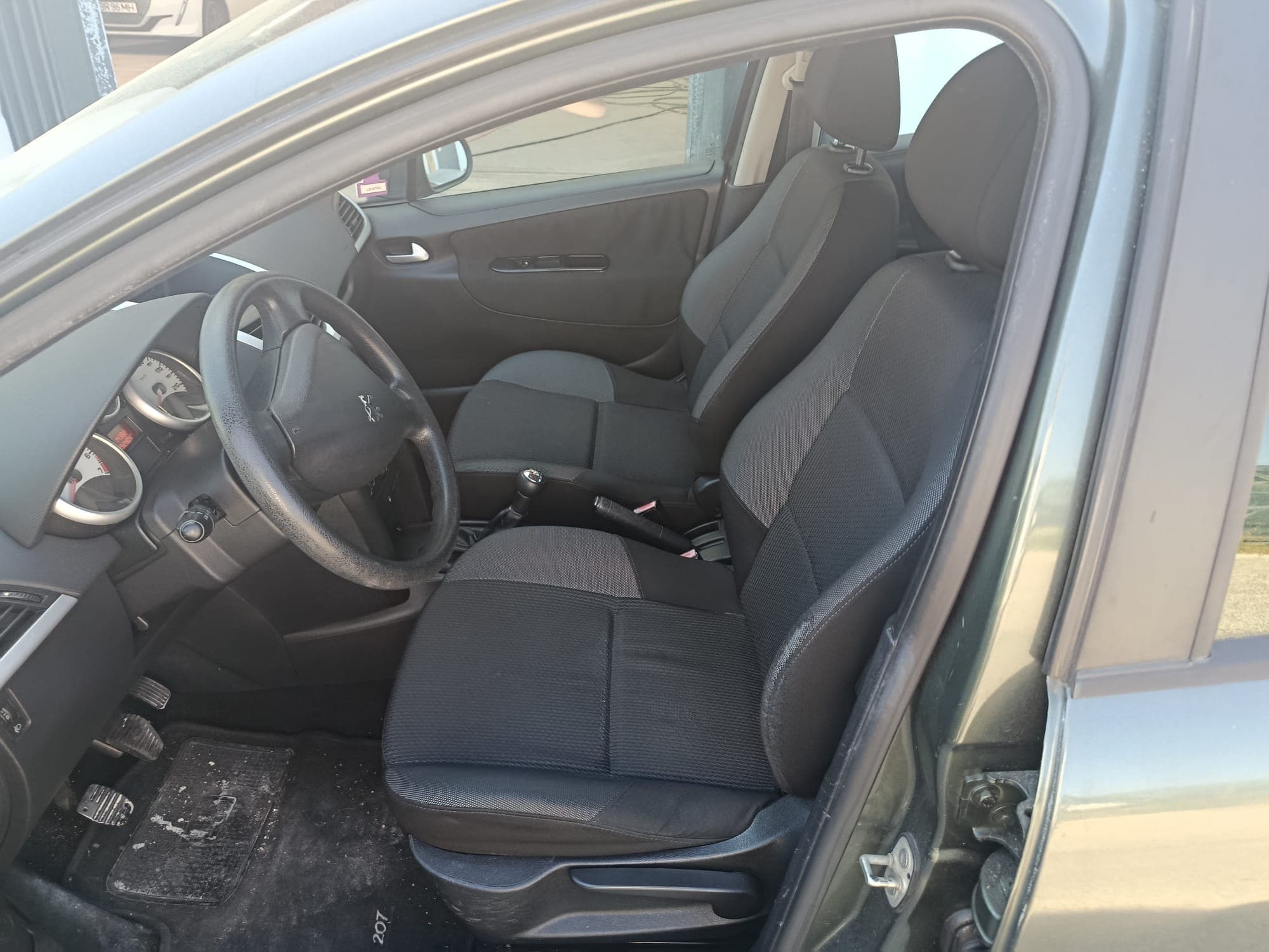 Peugeot 207 · Ano 2010 — image 13