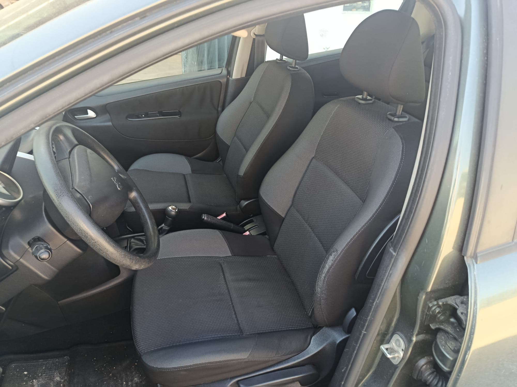 Peugeot 207 · Ano 2010 — image 12