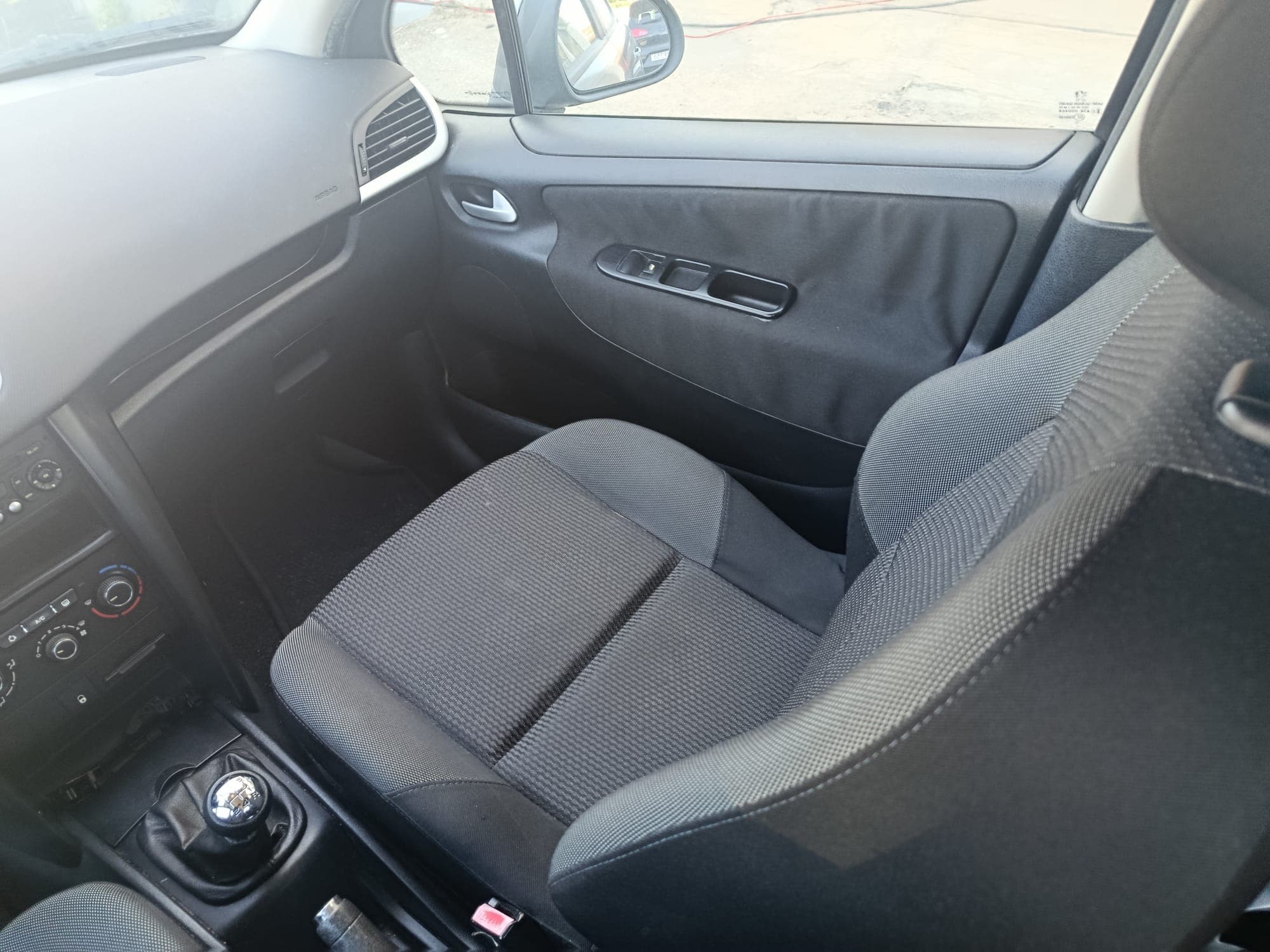 Peugeot 207 · Ano 2010 — image 18