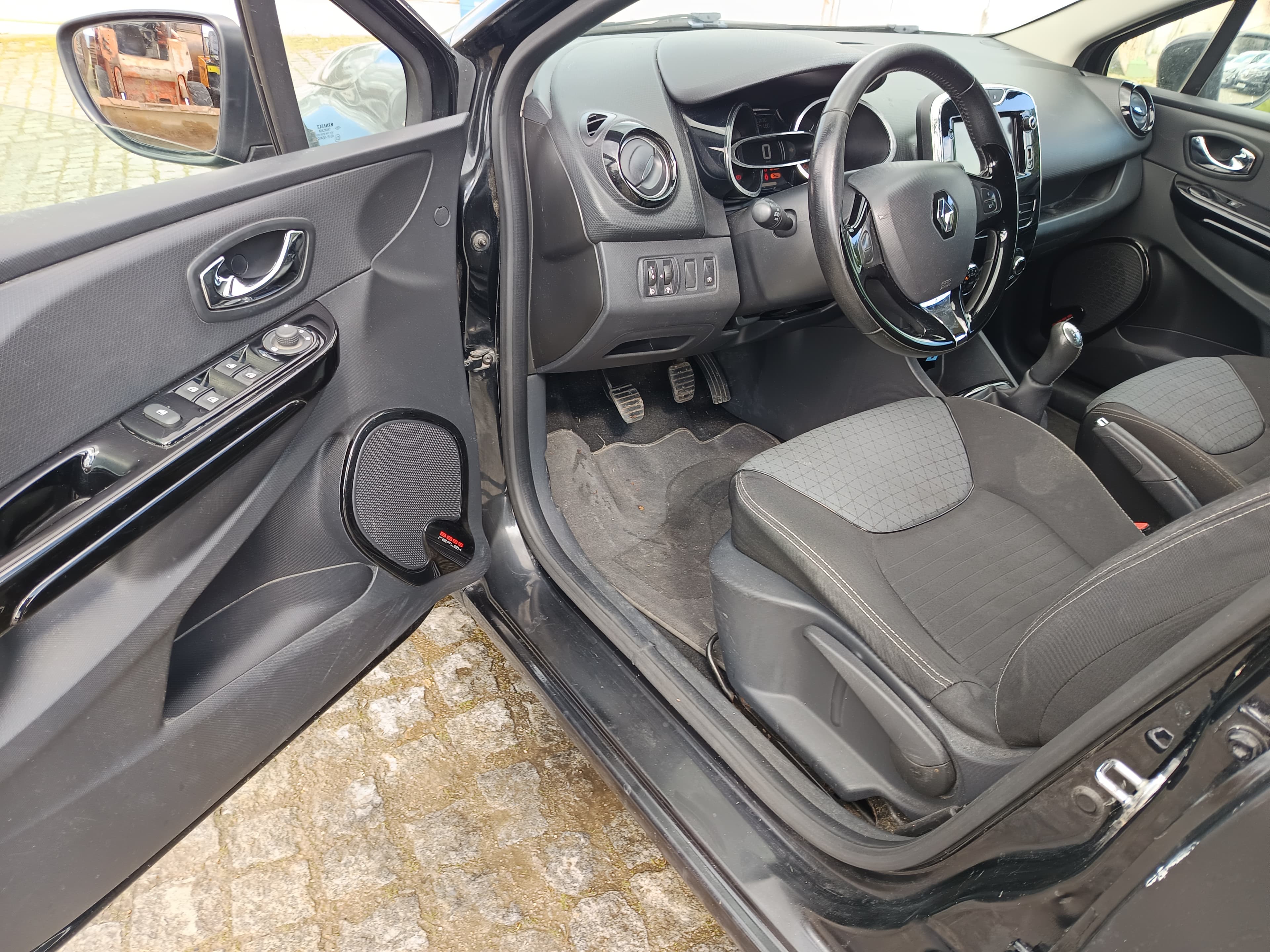Renault Clio · Ano 2013      Més Outubro — image 39