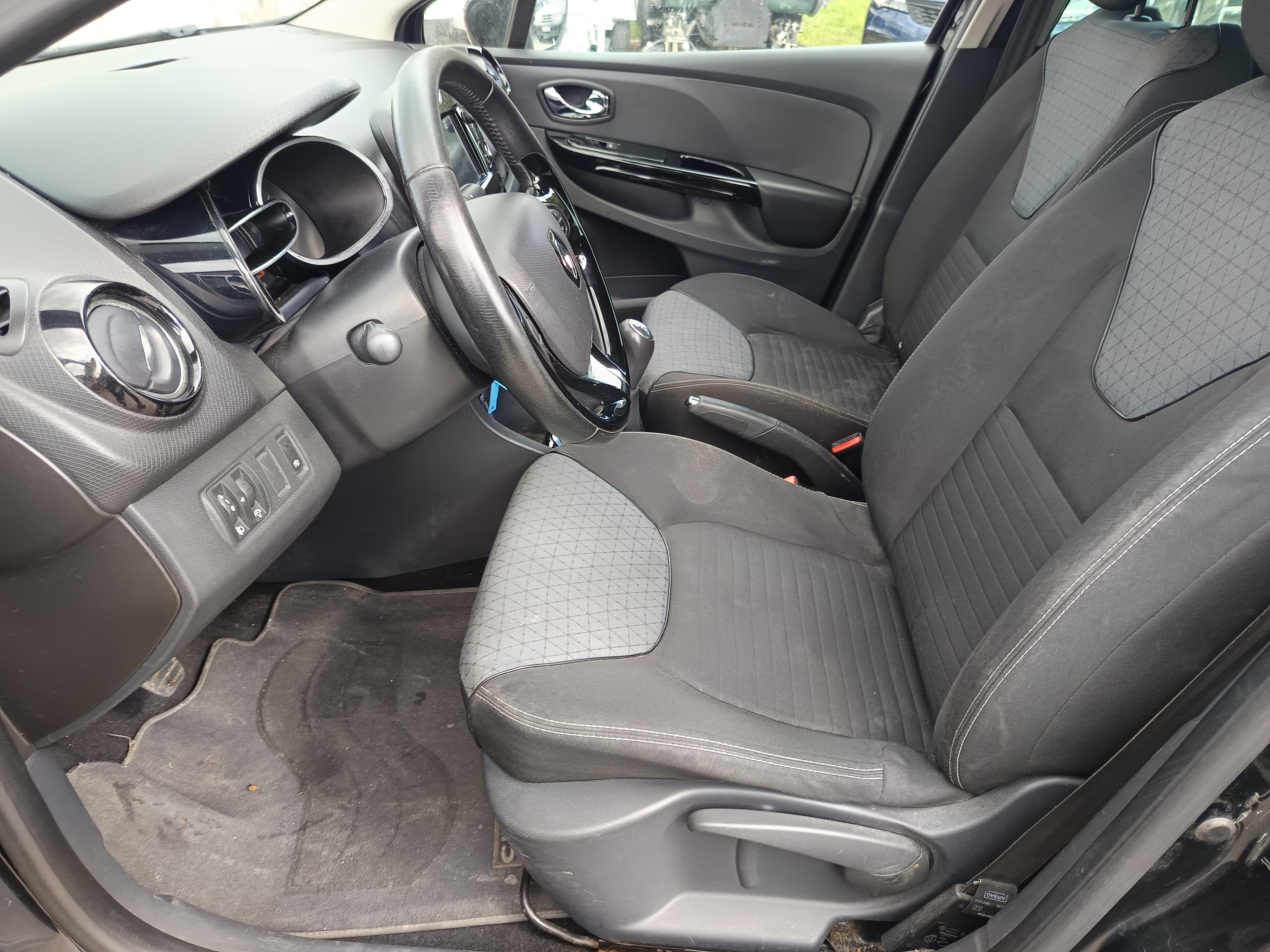 Renault Clio · Ano 2013      Més Outubro — image 41