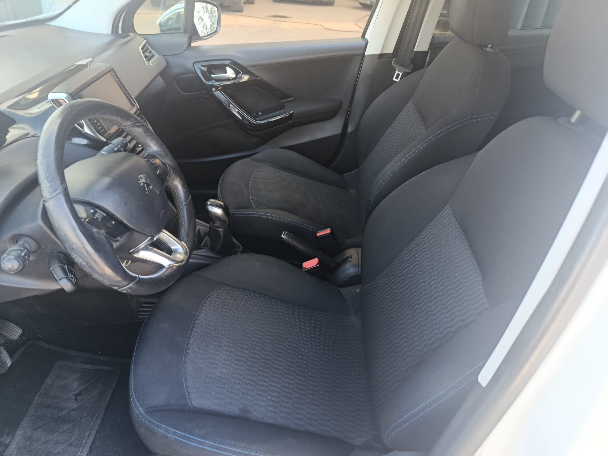 Peugeot 208 · Ano 2018 — image 16