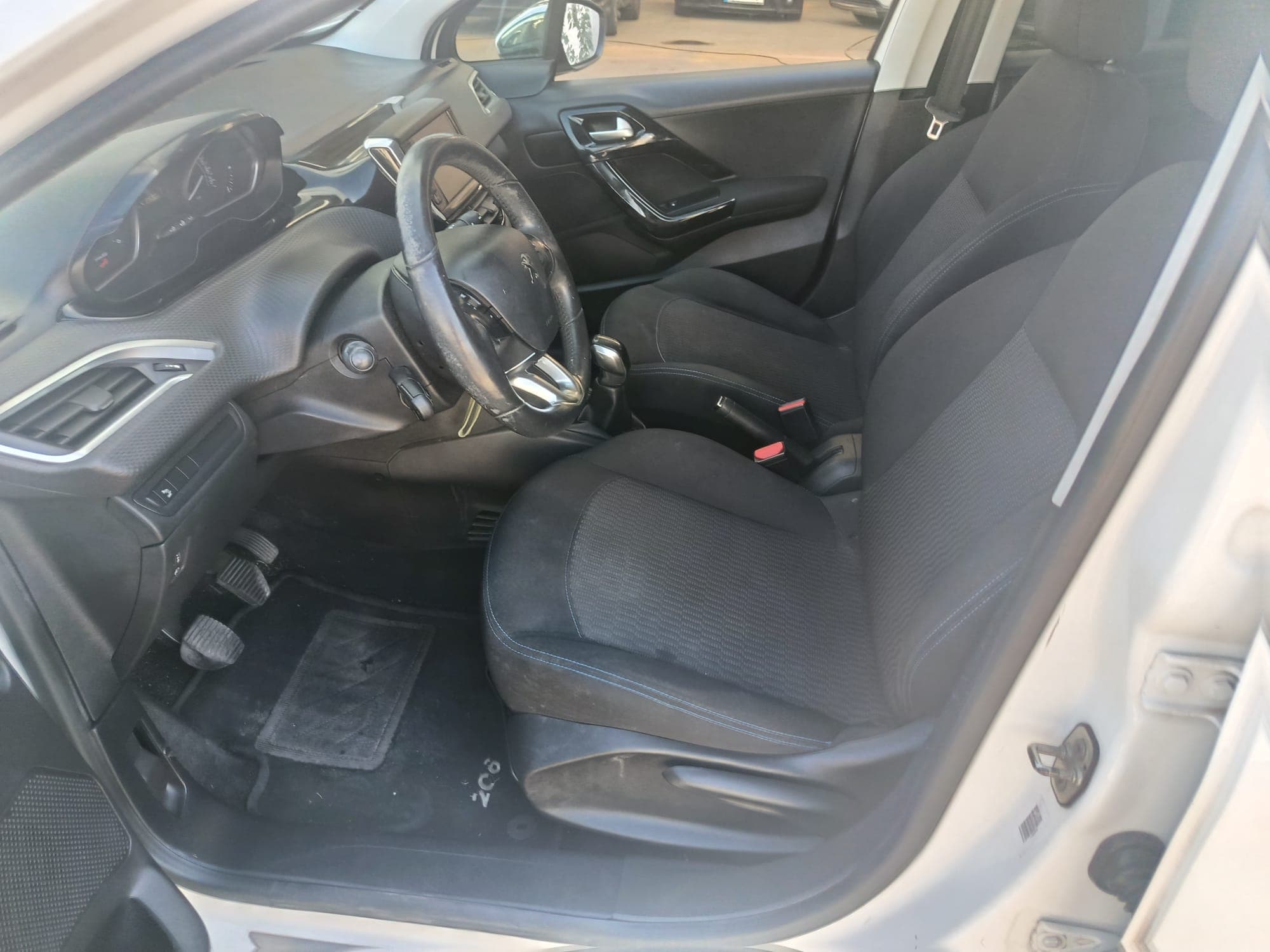 Peugeot 208 · Ano 2018 — image 17
