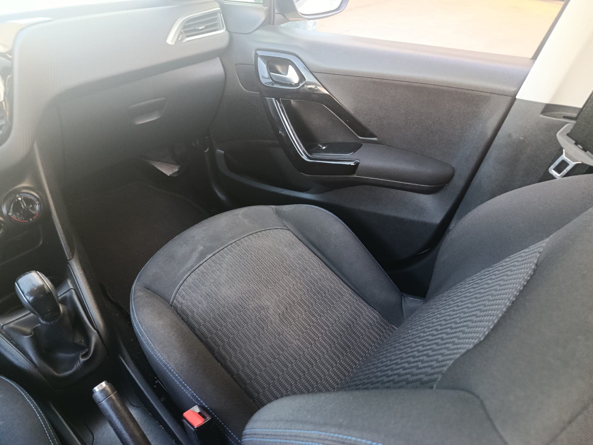 Peugeot 208 · Ano 2018 — image 19