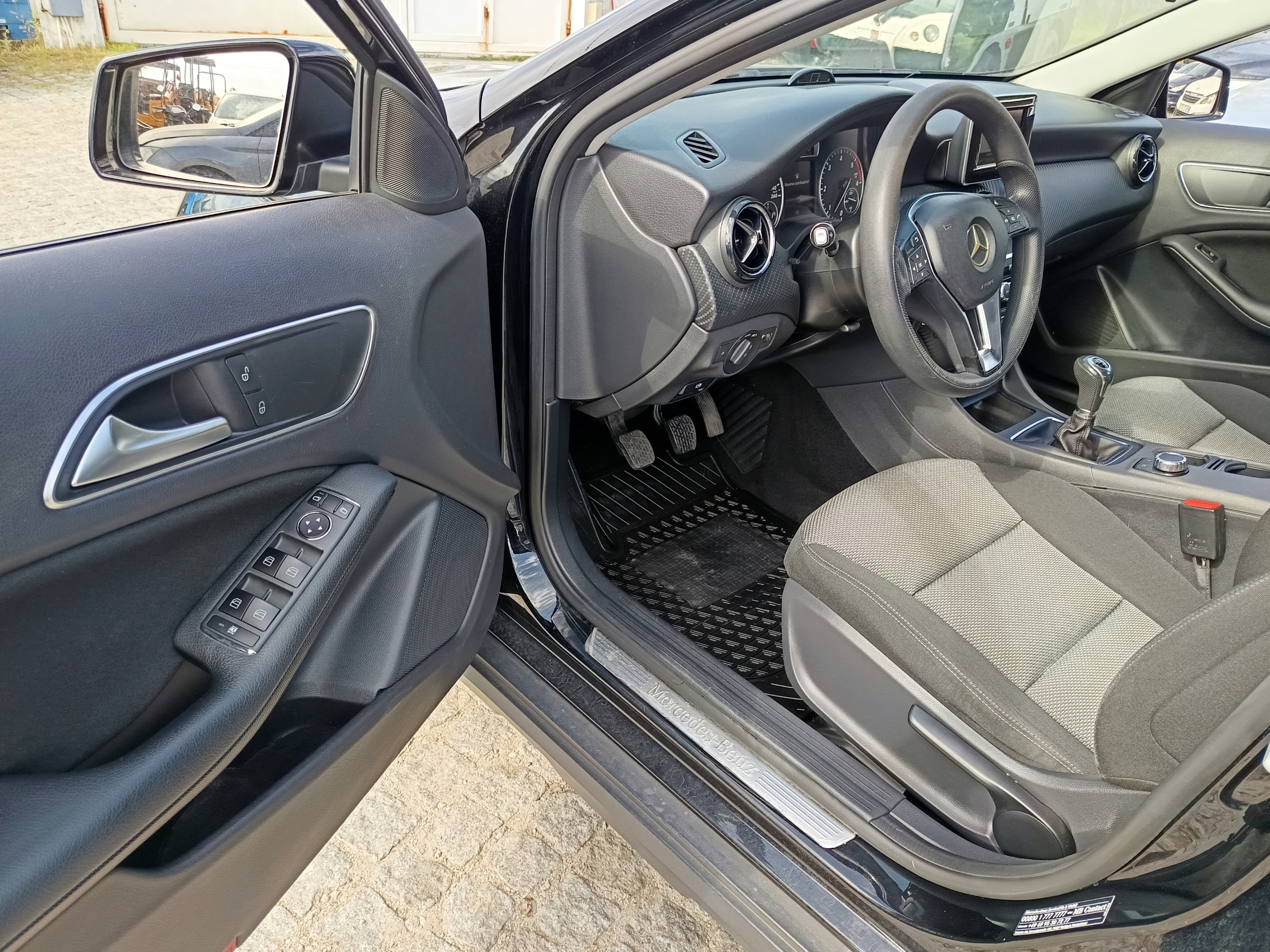 Mercedes-Benz GLA 180 CDI · Ano 2015 — imagen 27