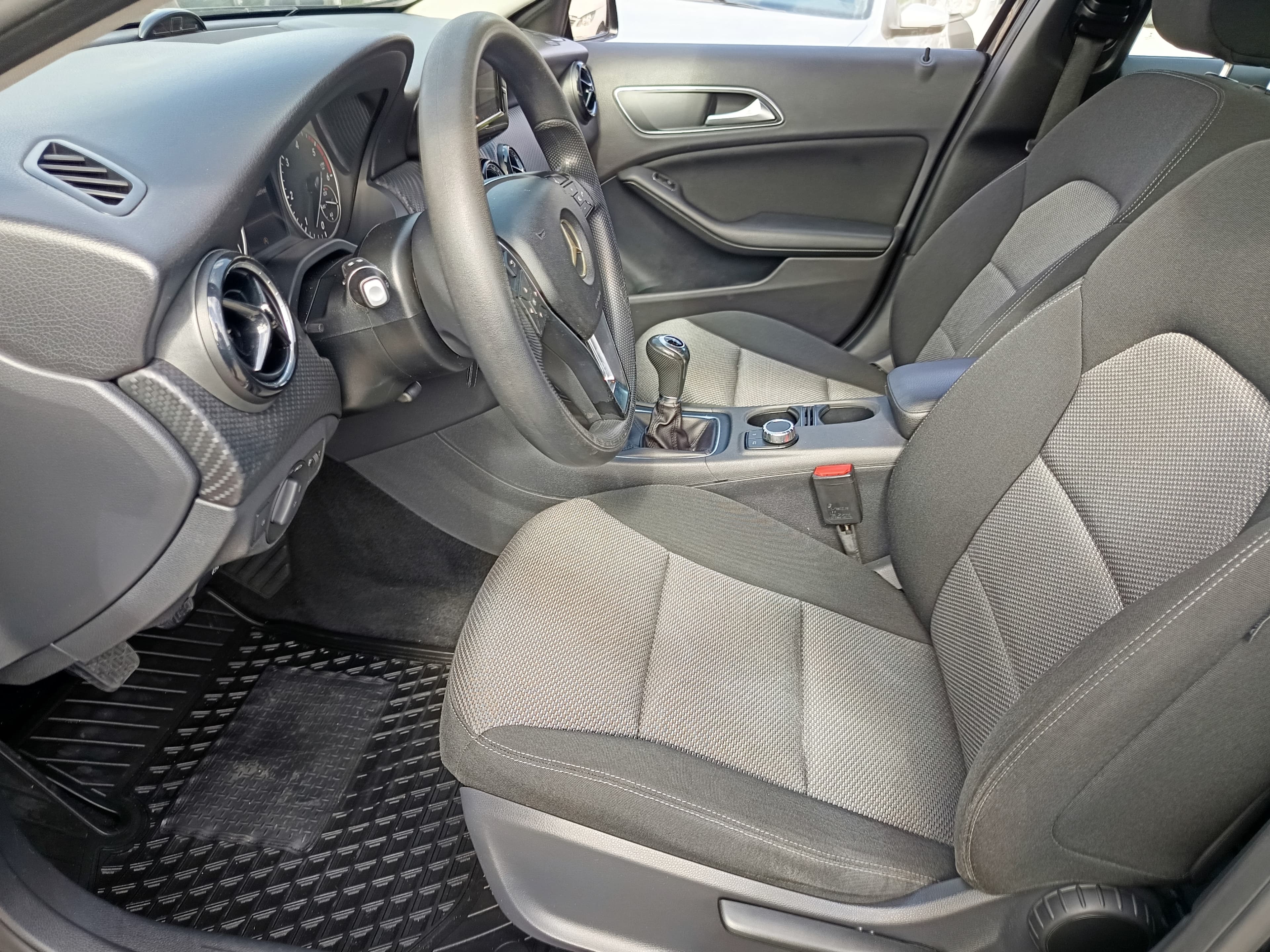 Mercedes-Benz GLA 180 CDI · Ano 2015 — imagen 29