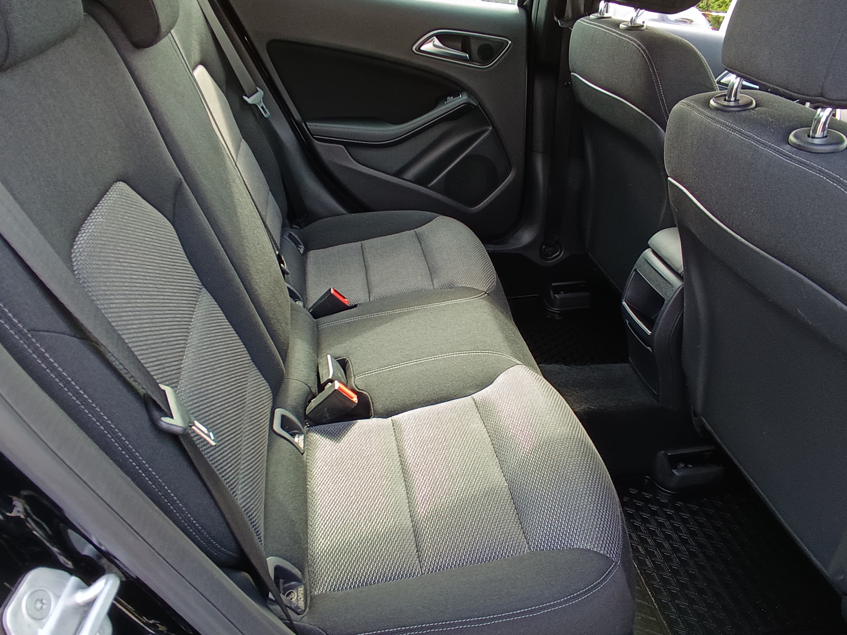 Mercedes-Benz GLA 180 CDI · Ano 2015 — imagen 19