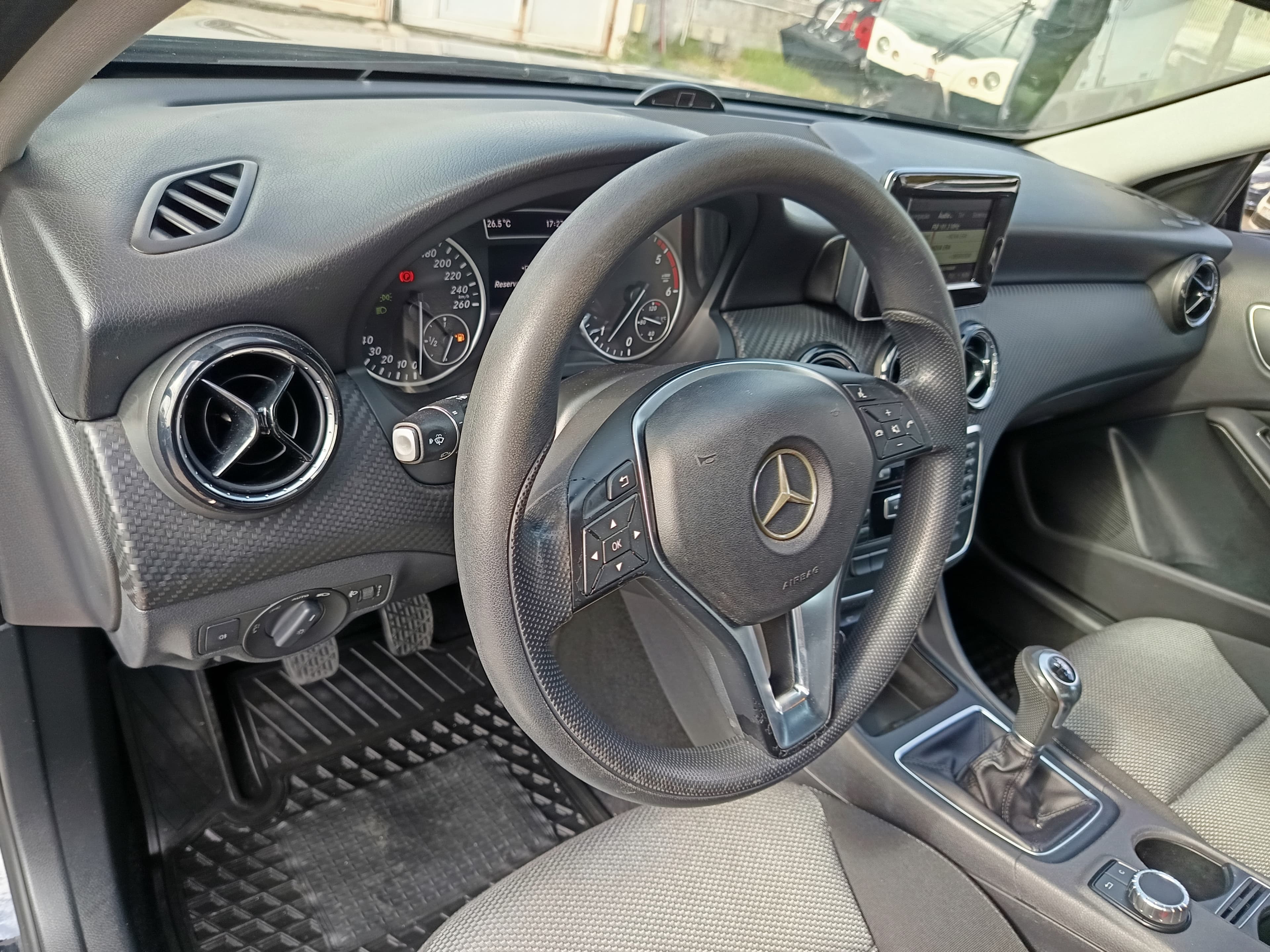 Mercedes-Benz GLA 180 CDI · Ano 2015 — imagen 31