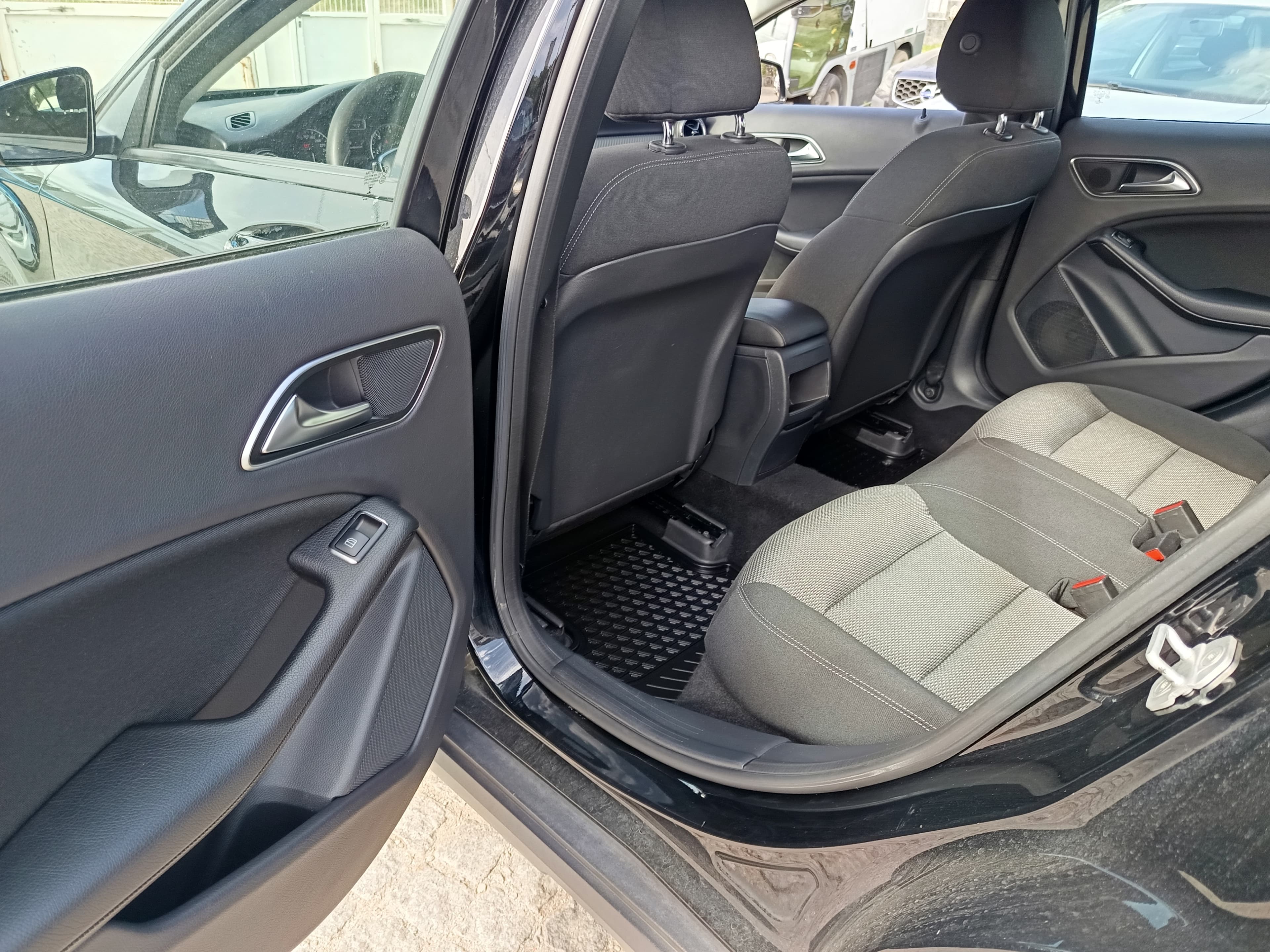 Mercedes-Benz GLA 180 CDI · Ano 2015 — imagen 24