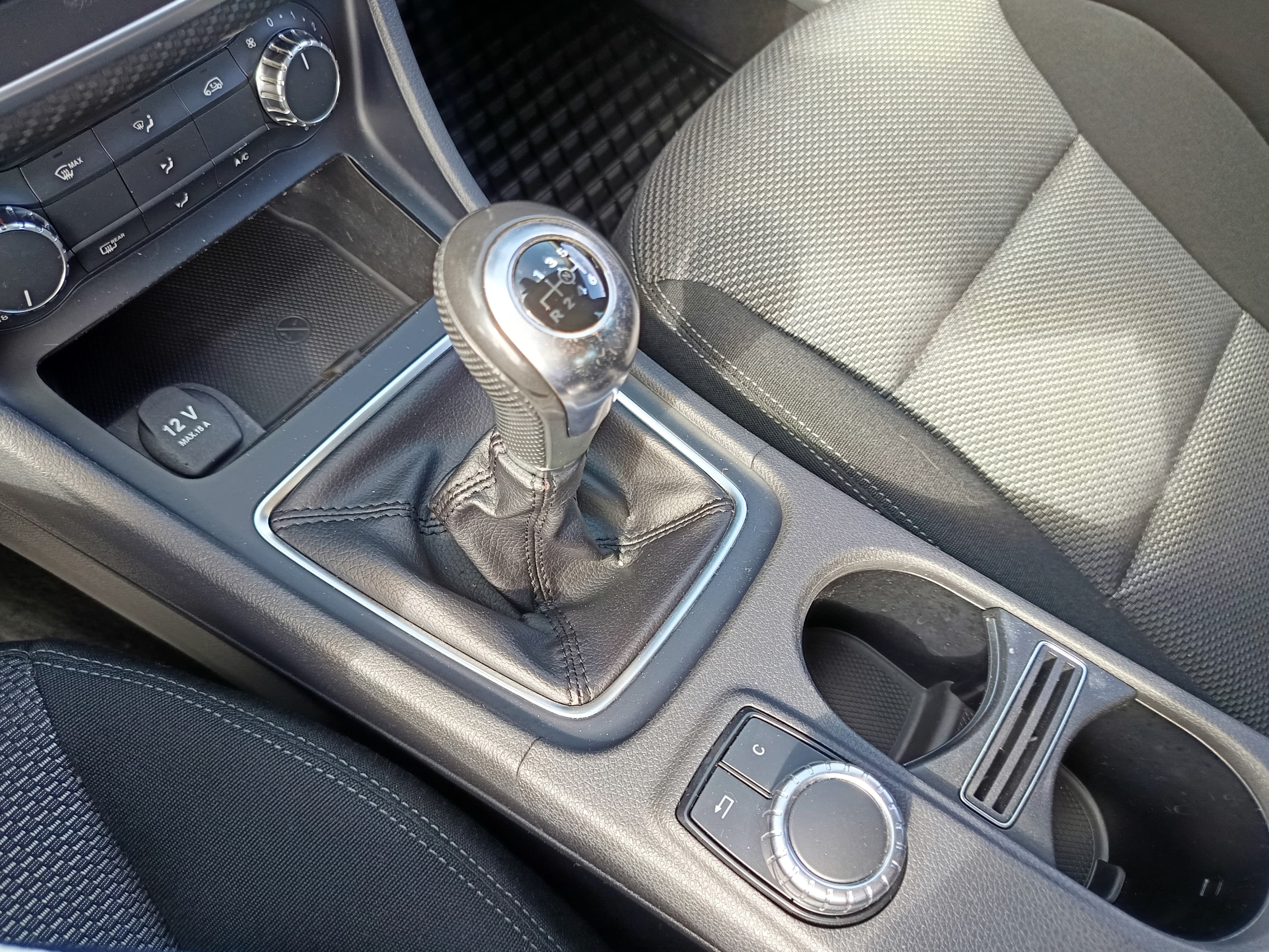 Mercedes-Benz GLA 180 CDI · Ano 2015 — imagen 35