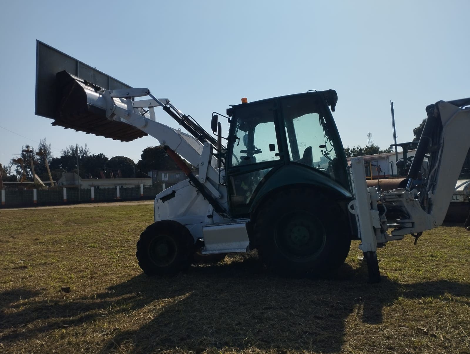 Retroescavadeira Caterpillar 428E — imagem 2