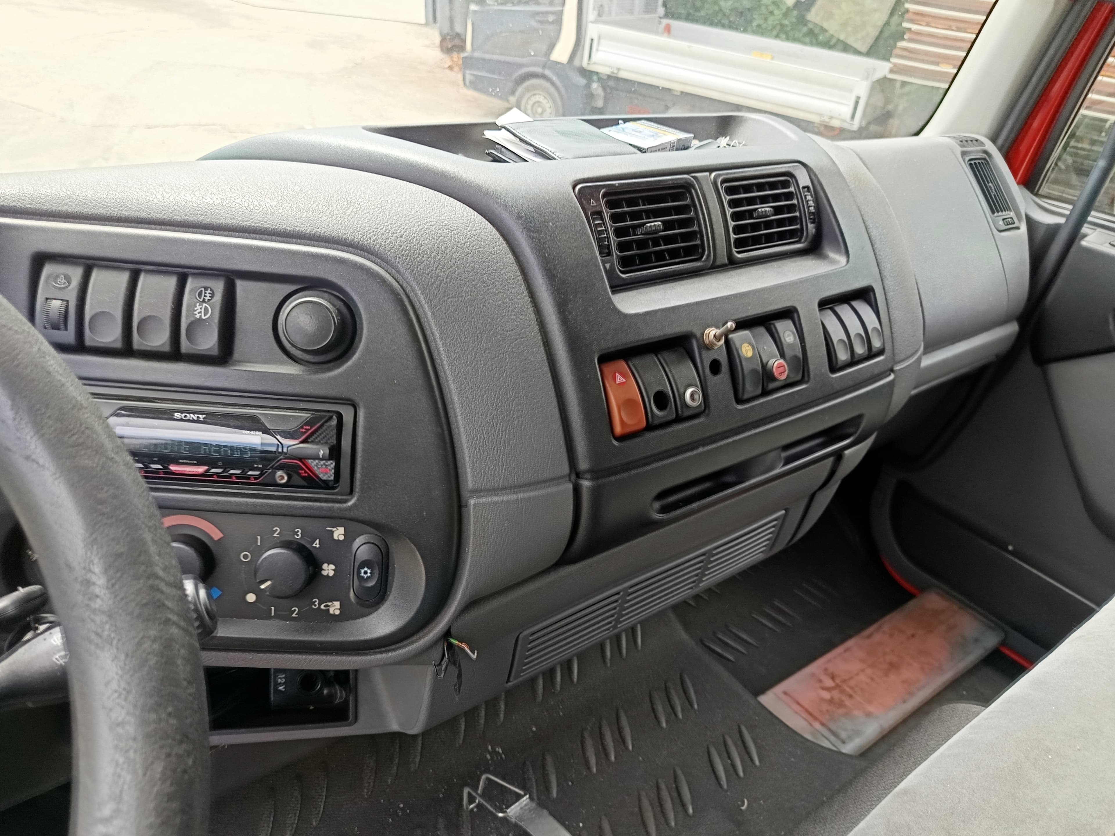 DAF LF 45.180 4x2 · Ano 2007 — image 26