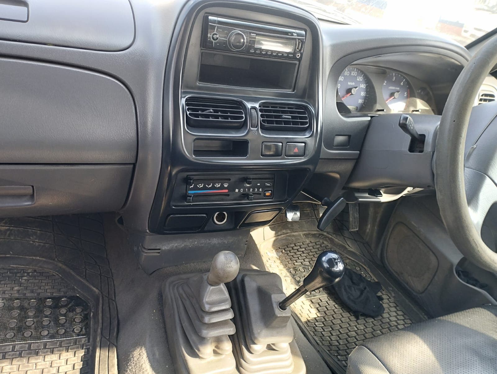 NISSAN HARDBODY NP 300 C/S - 2013 — imagem 5