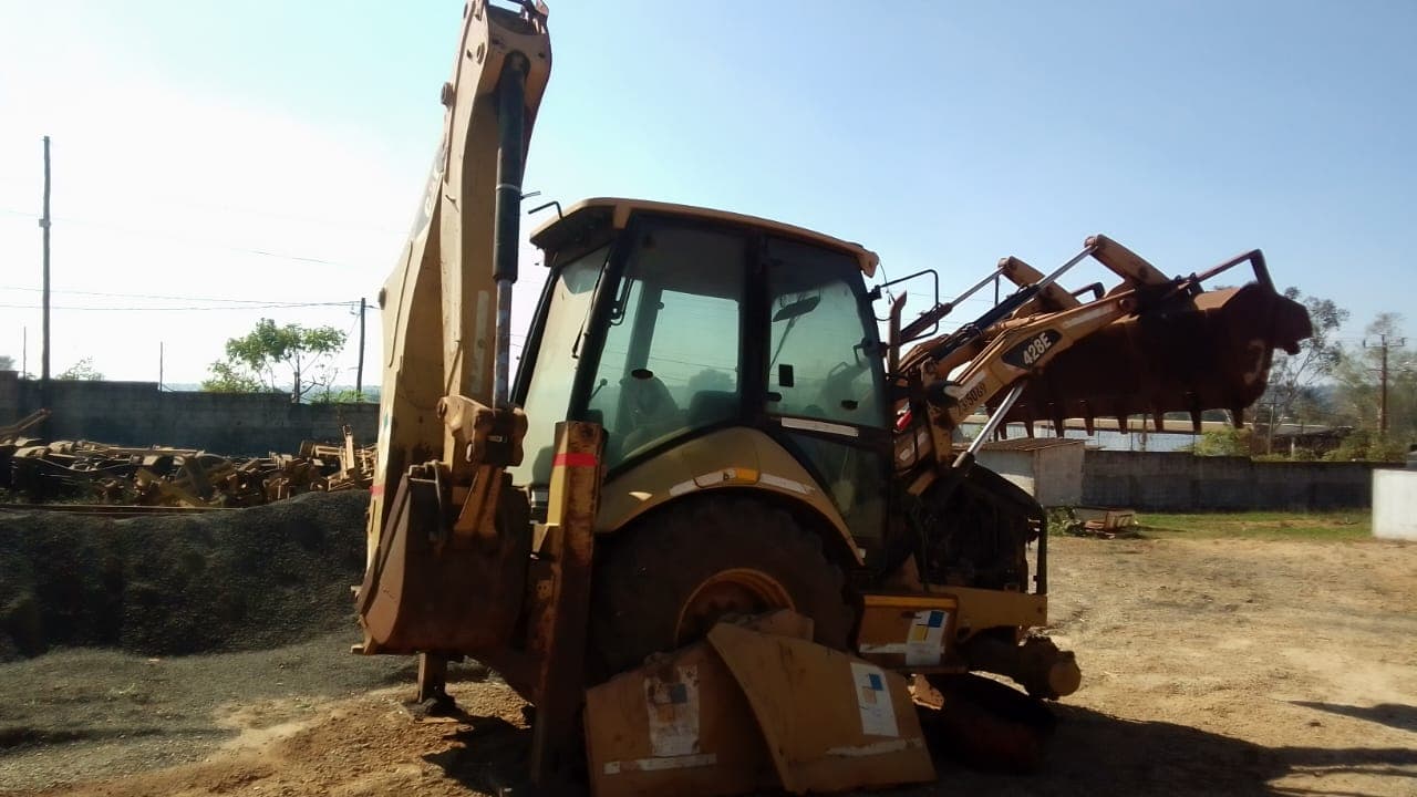 Conjunto Industrial de Pá e Retro de Pneus 428 E - 2011 — imagem 4