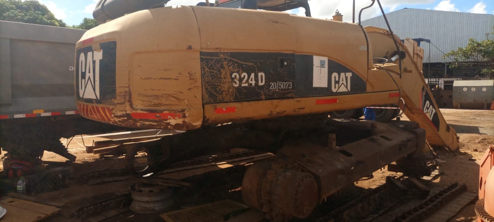 Escavadora de Rastos 25T - 2011