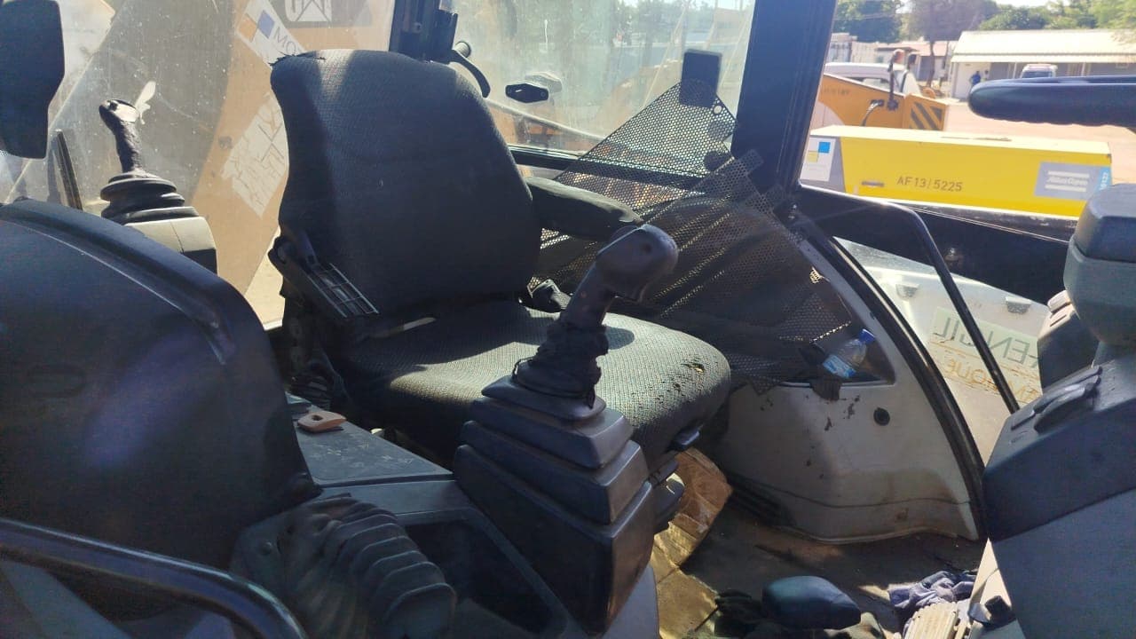 Conjunto Industrial de Pá e Retro de Pneus — image 8