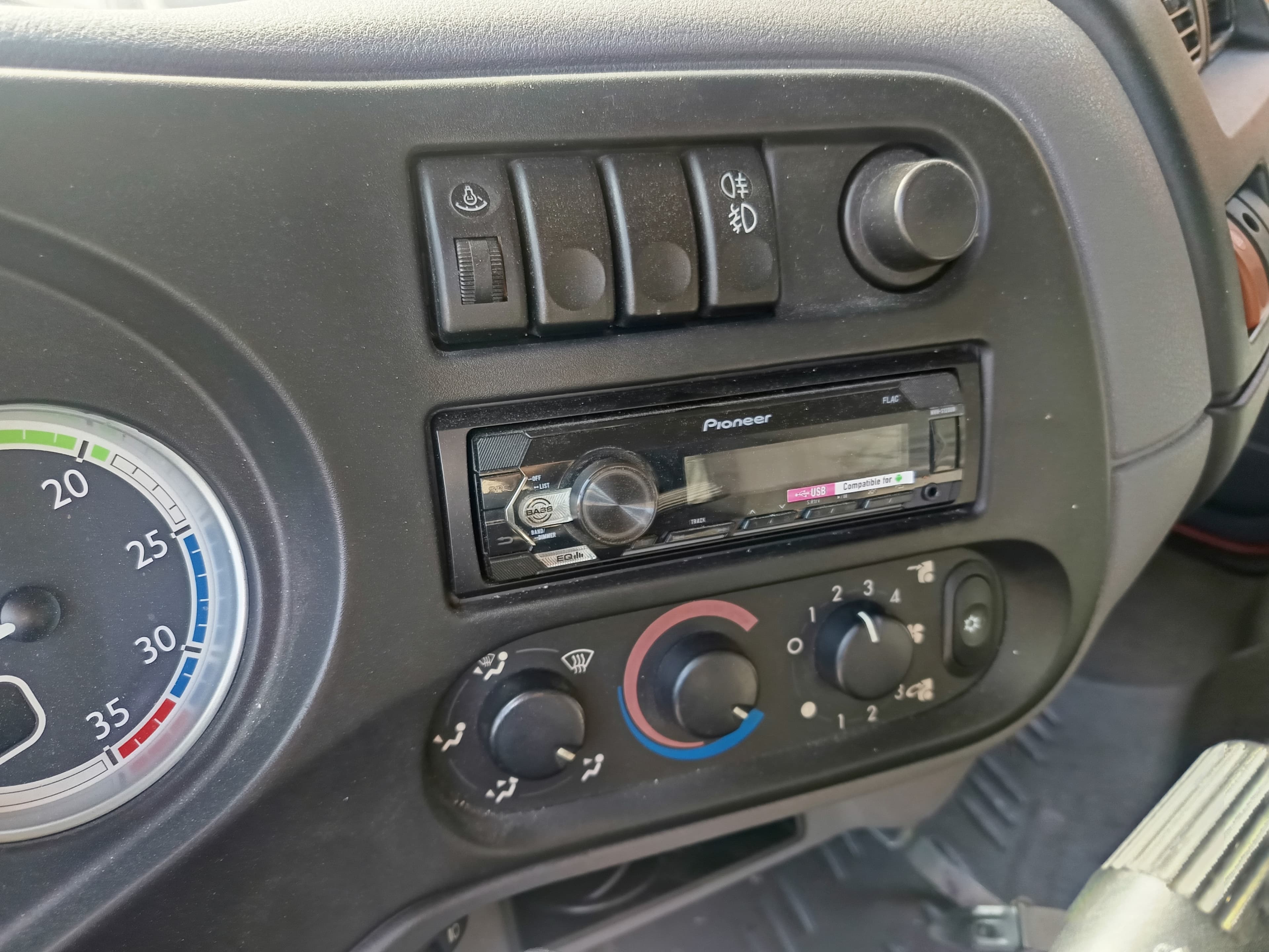 DAF LF 45.180 · Ano 2007 — imagem 21