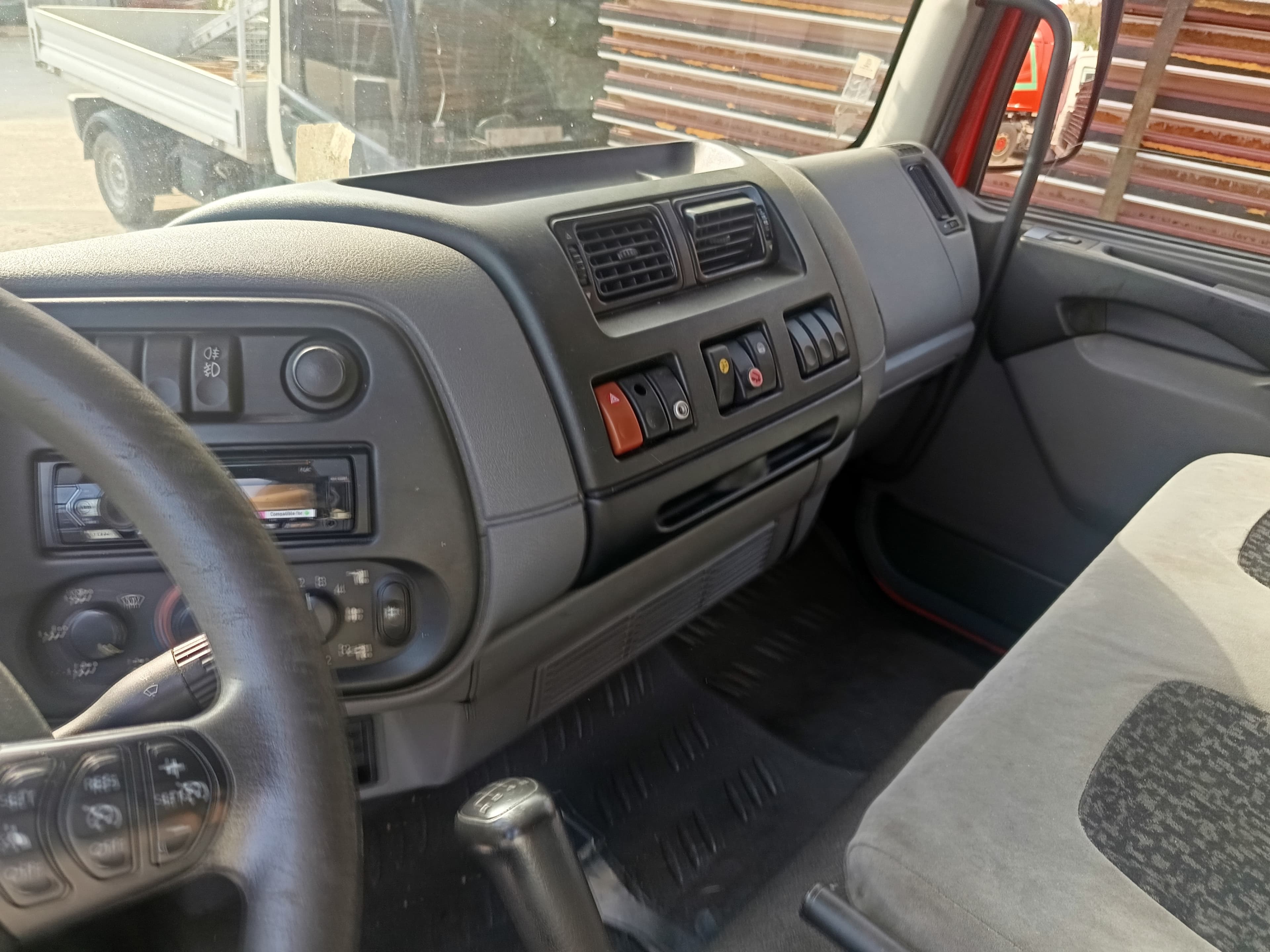 DAF LF 45.180 · Ano 2007 — imagem 18