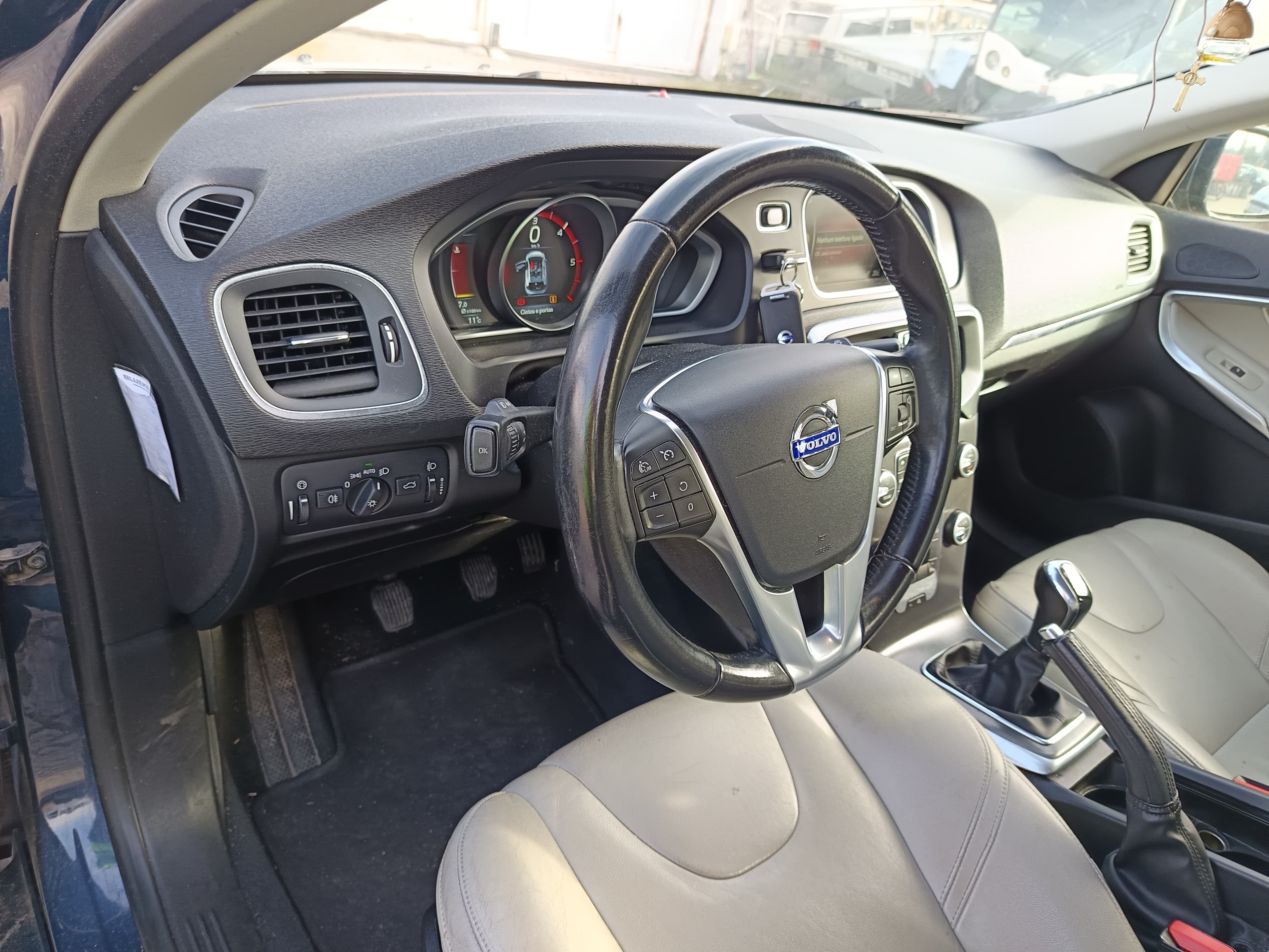 Volvo V40 · Ano 2014 — image 37