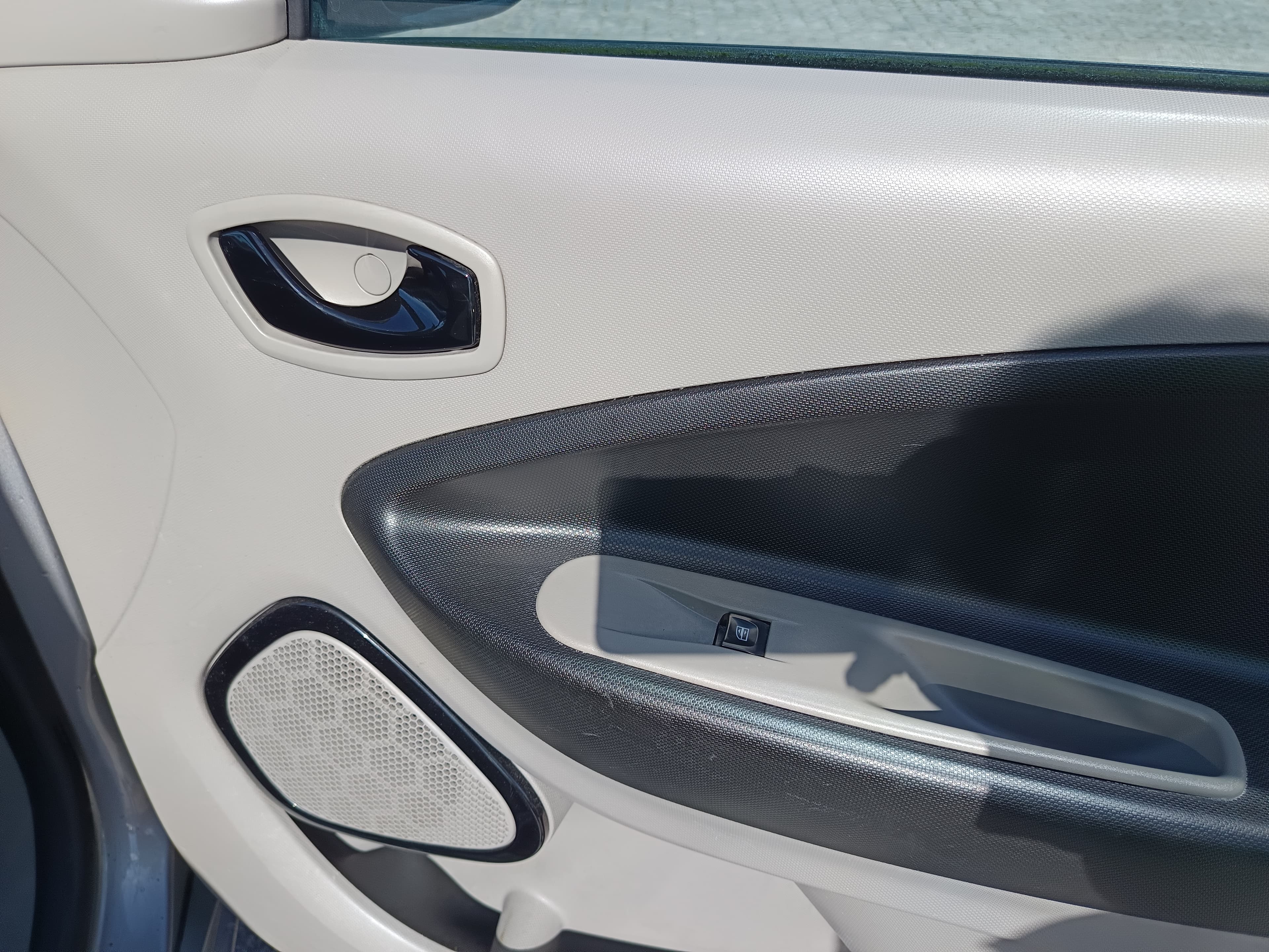 Renault Zoe · Ano 2016 — imagem 31