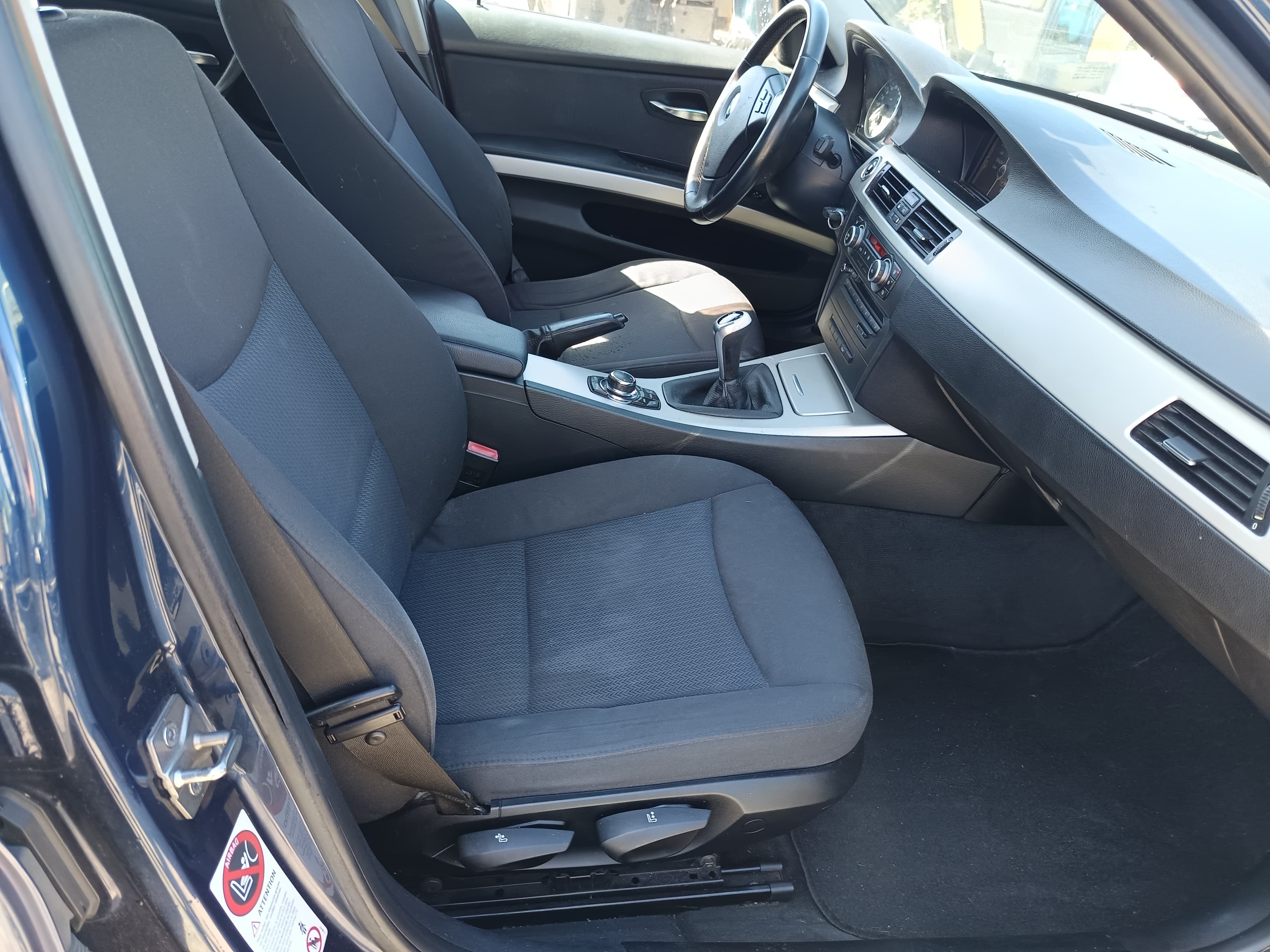 BMW 320d · Ano 2010 — image 25