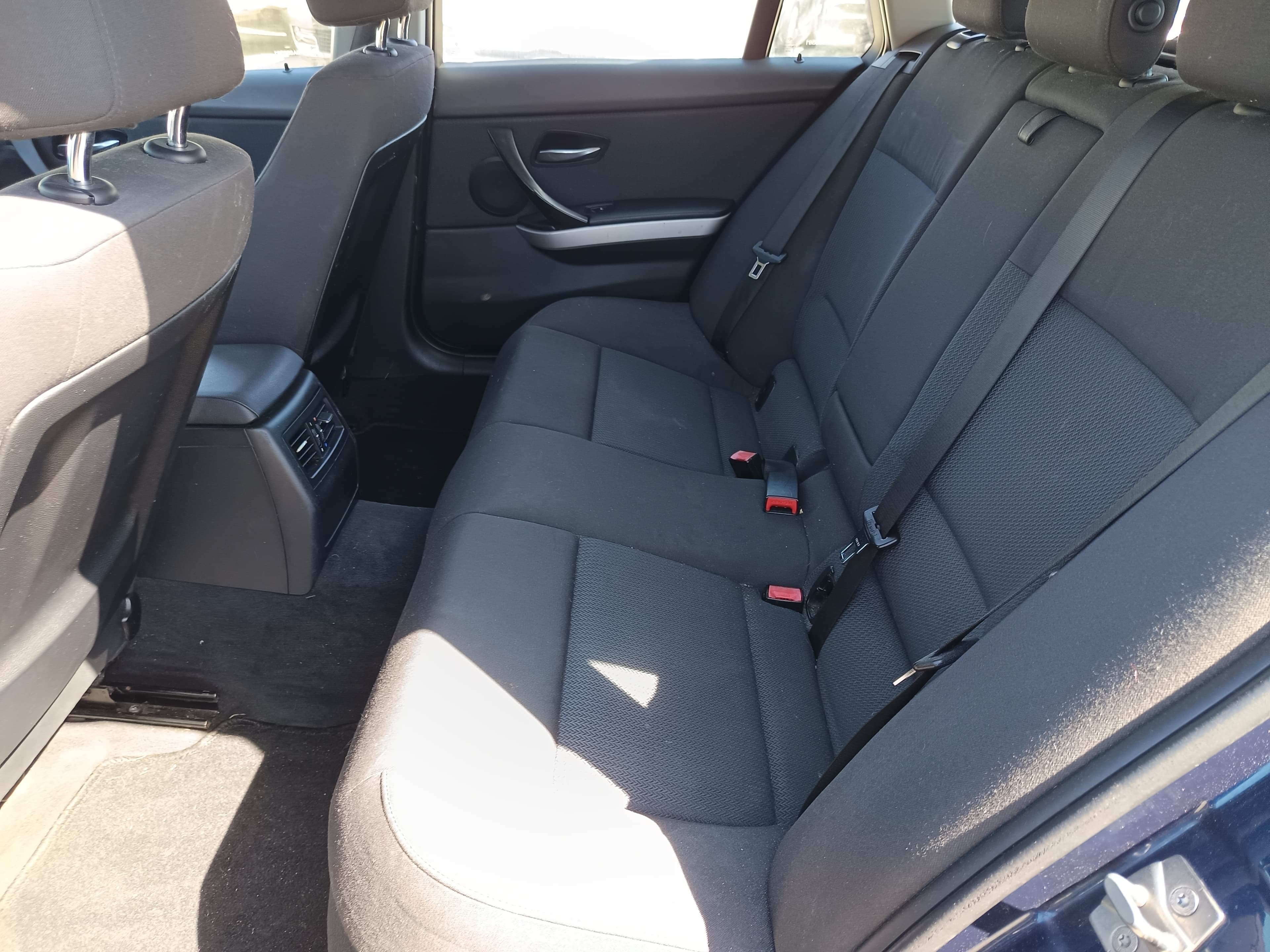BMW 320d · Ano 2010 — image 28