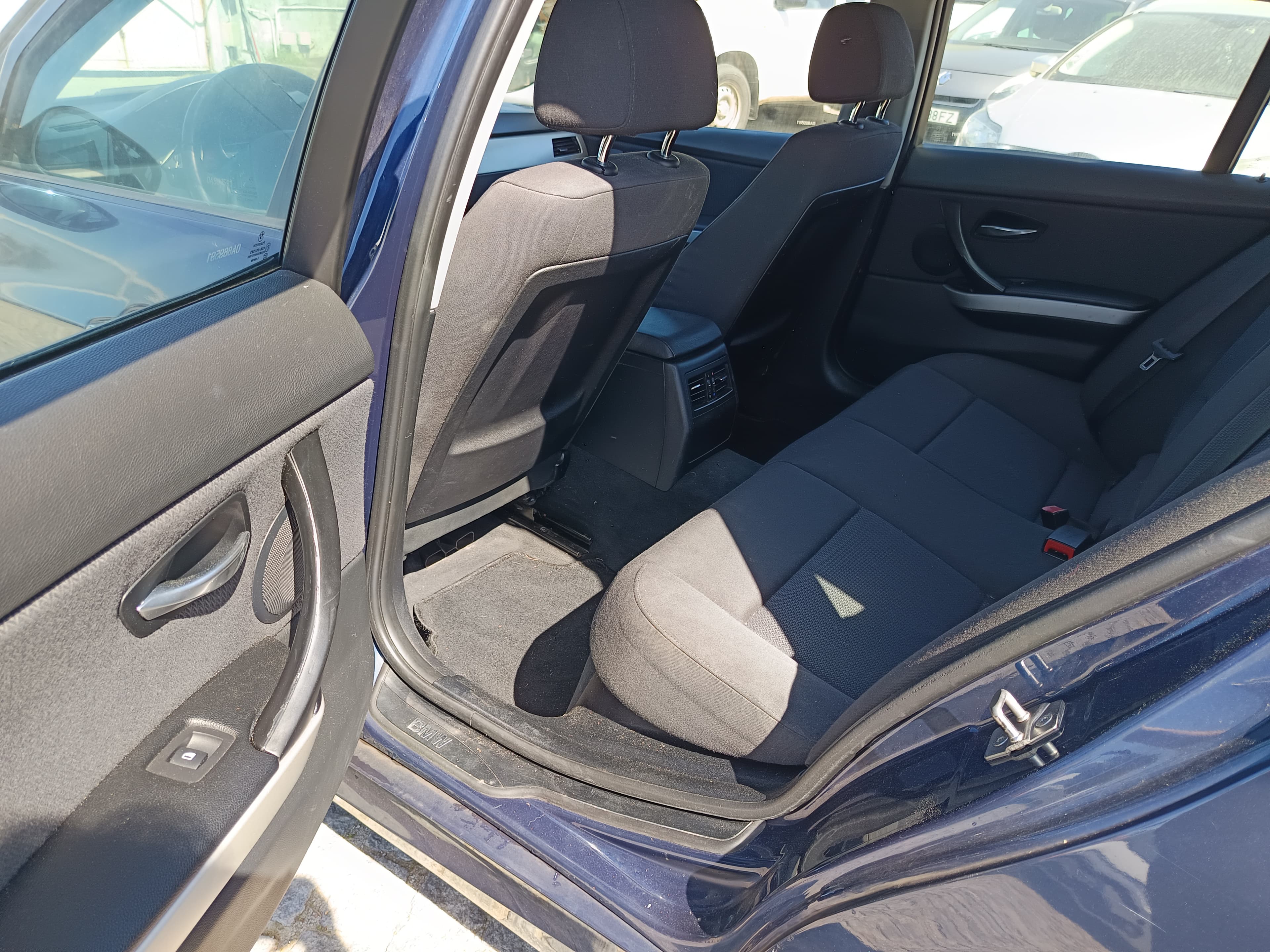 BMW 320d · Ano 2010 — image 26