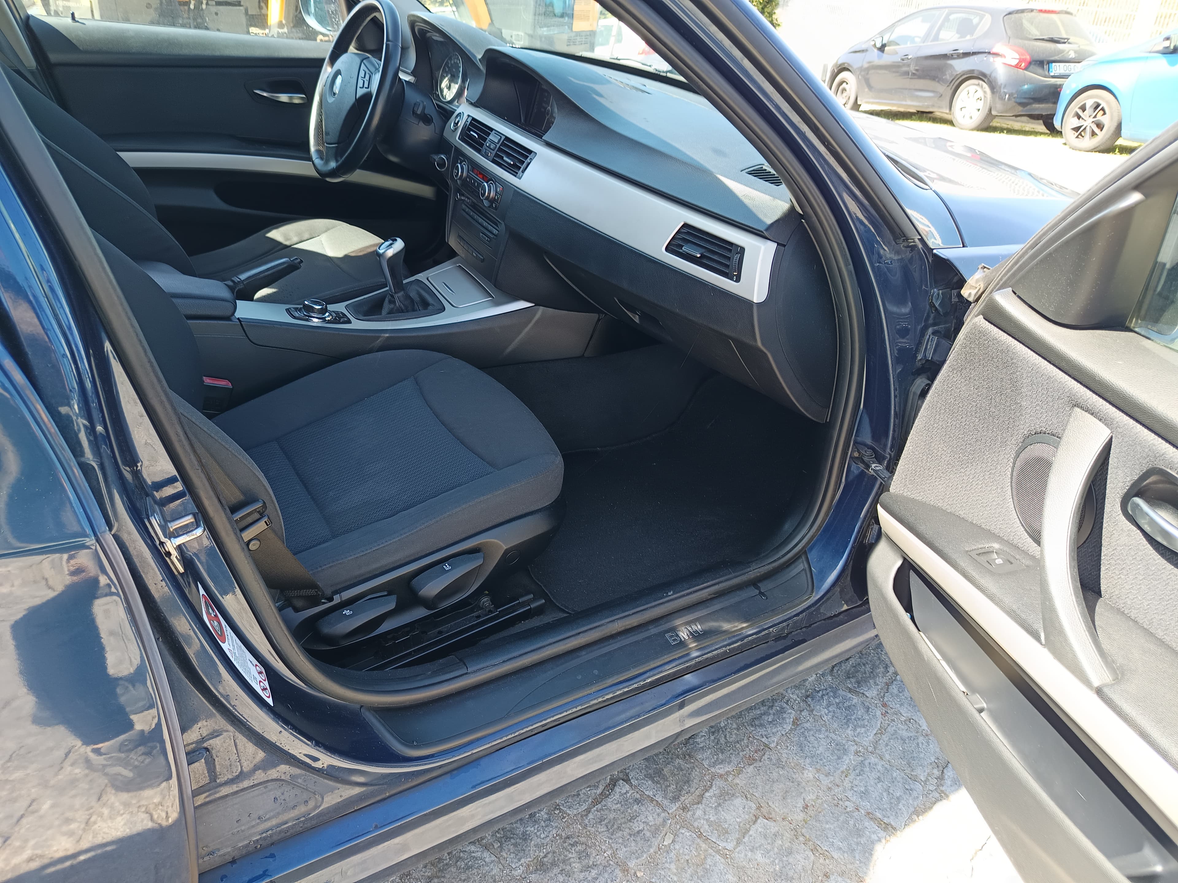 BMW 320d · Ano 2010 — image 23