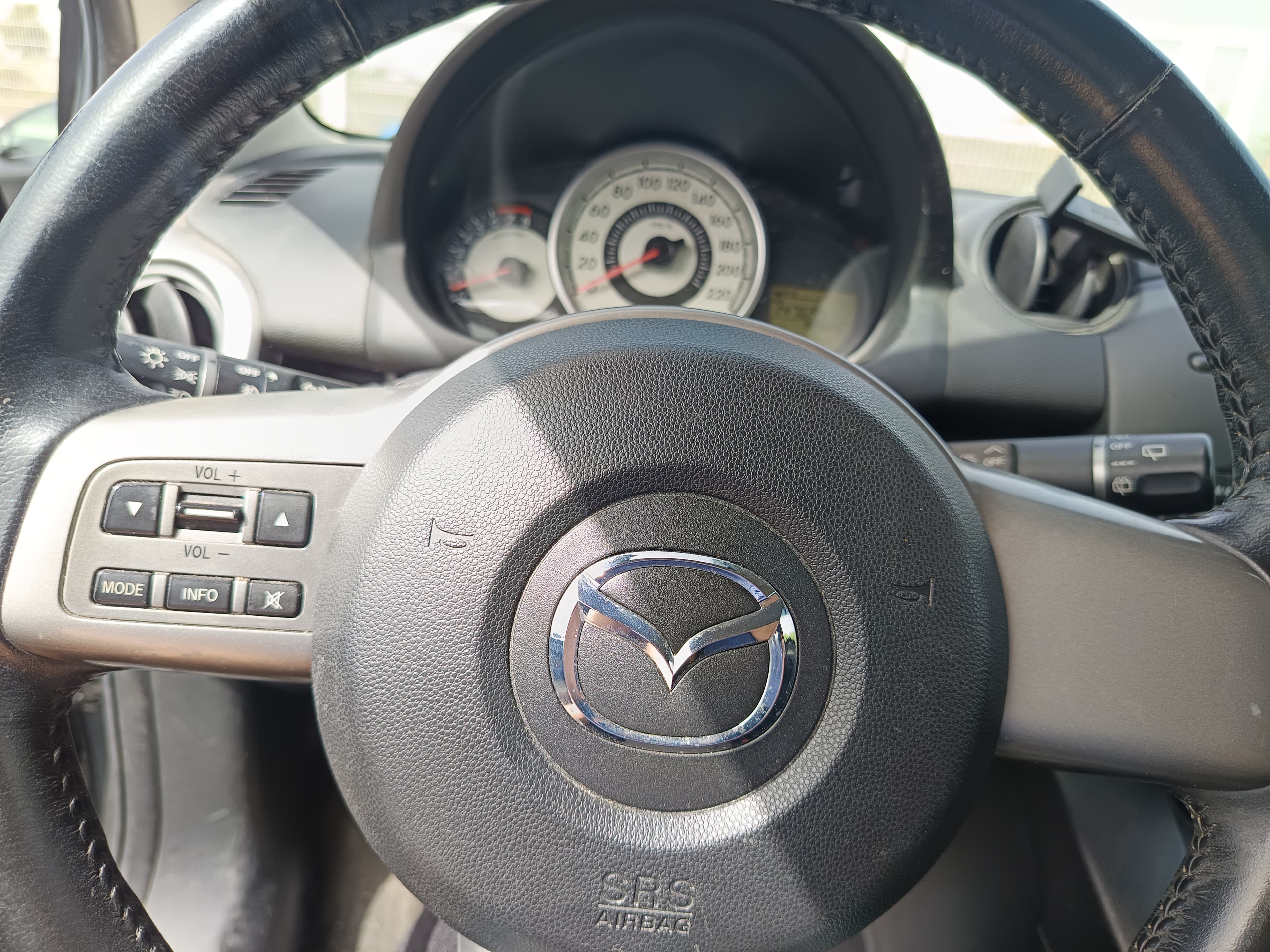 Mazda 2 · Ano 2008 — imagem 42