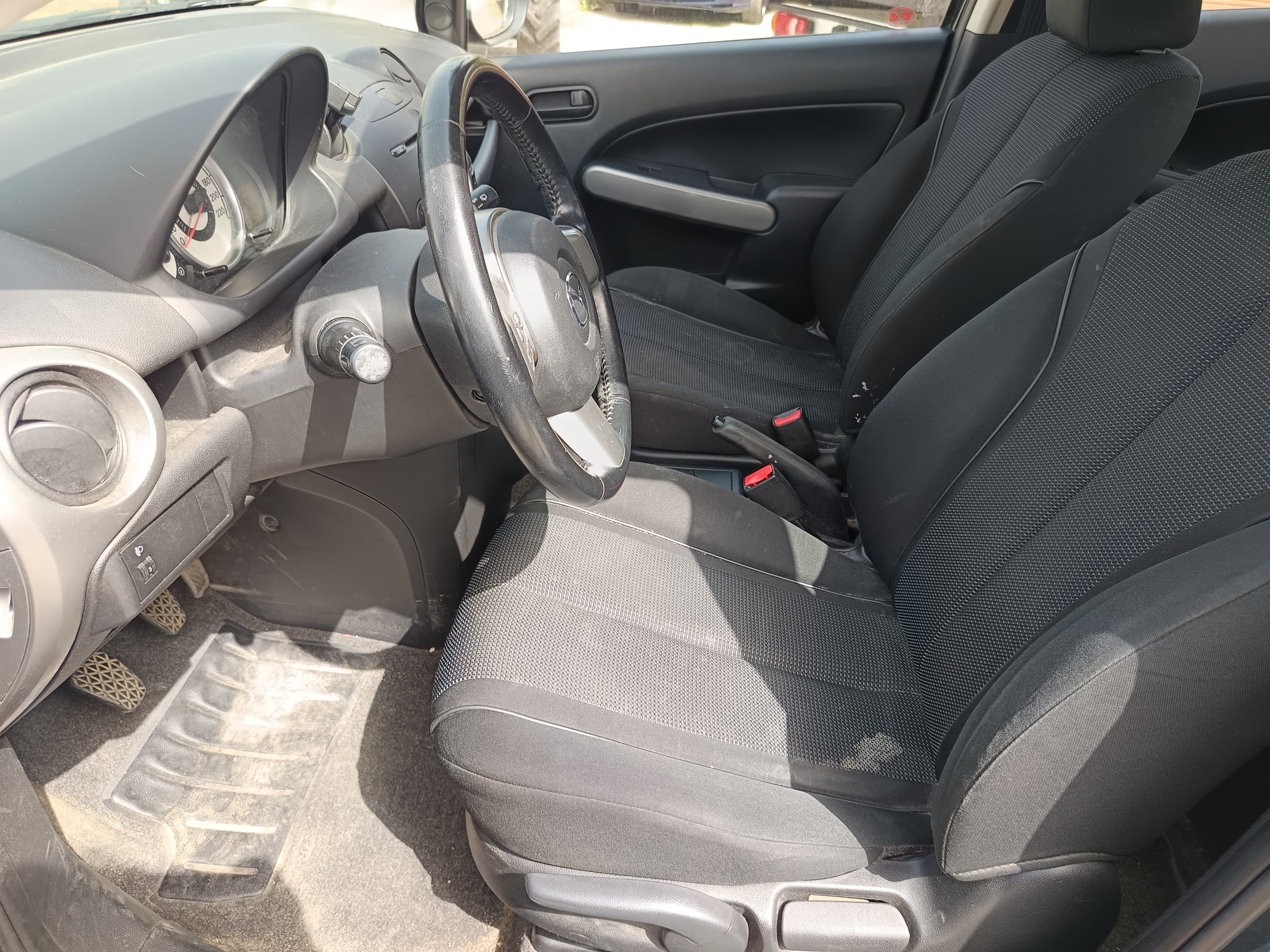 Mazda 2 · Ano 2008 — imagem 36