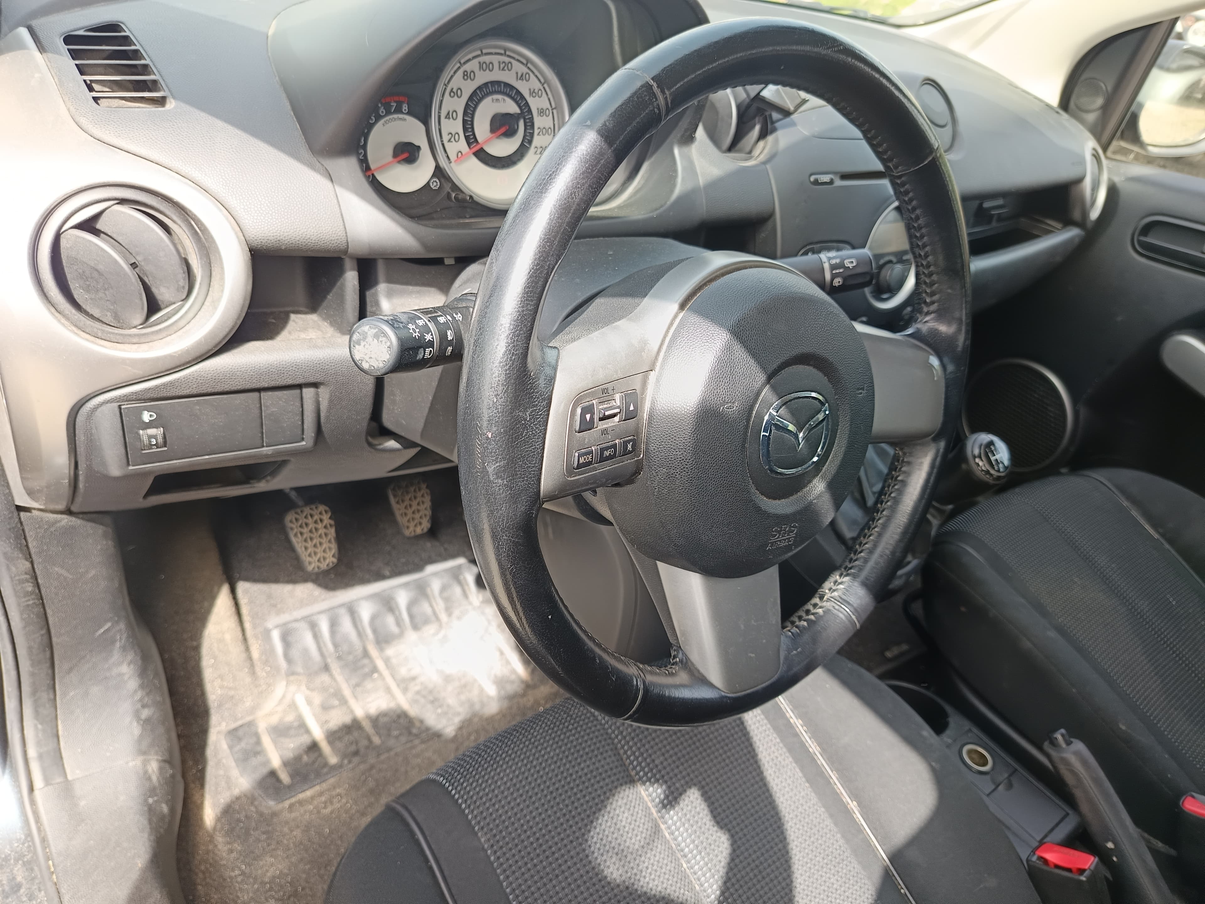 Mazda 2 · Ano 2008 — imagem 38