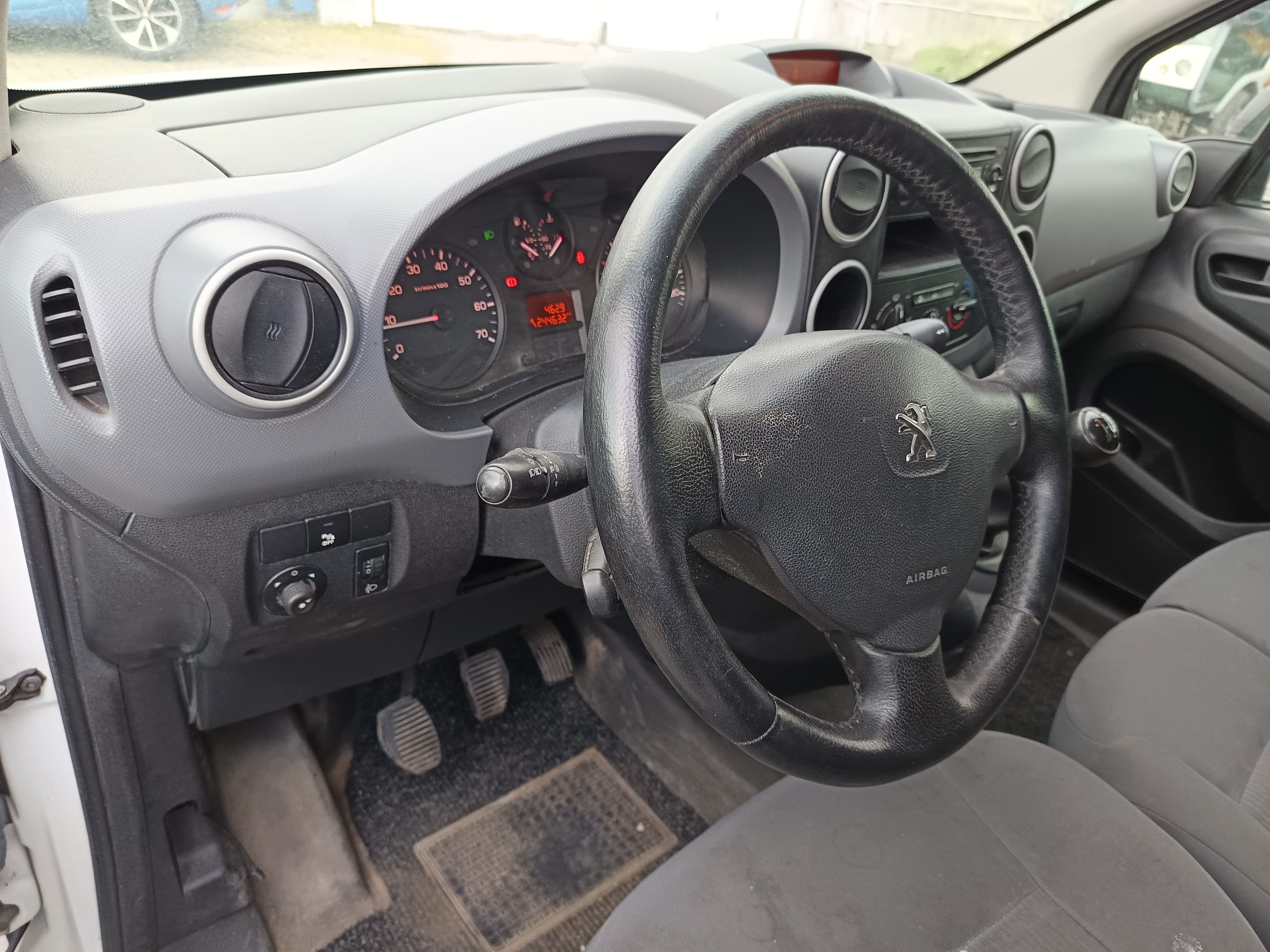 Peugeot Partner · Ano 2014 — image 30