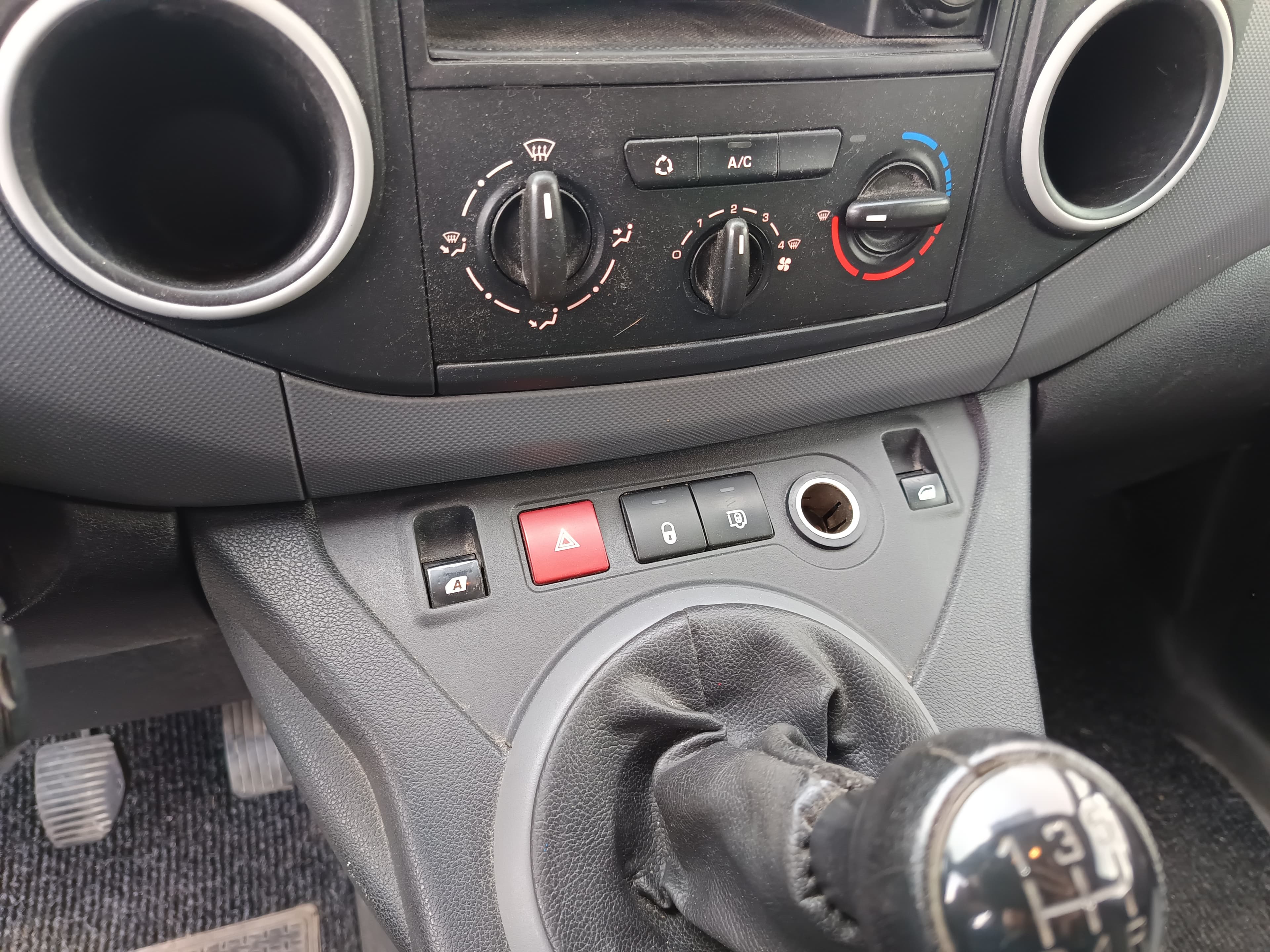Peugeot Partner · Ano 2014 — image 33