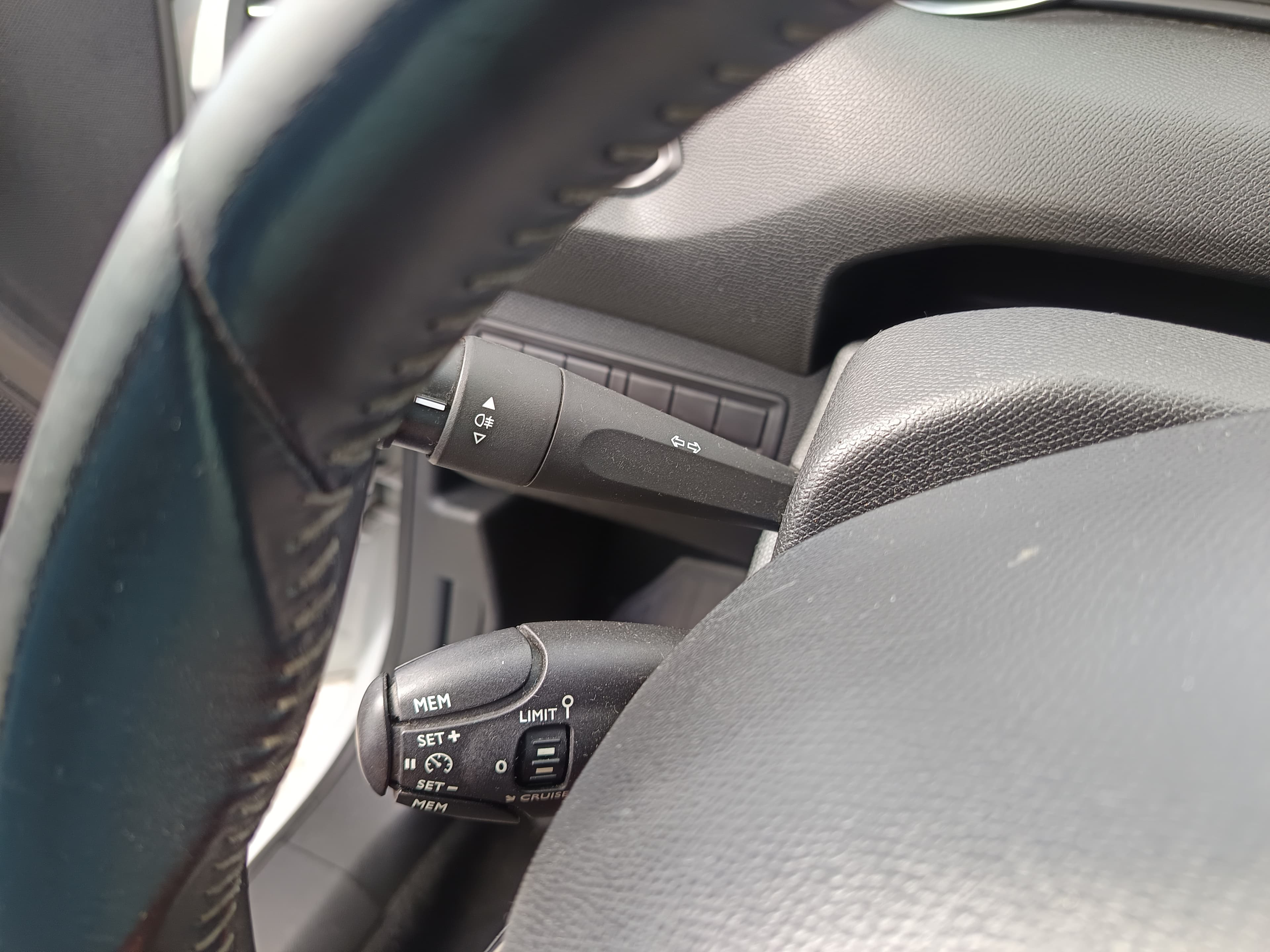 Peugeot 308 · Ano 2016 — image 25
