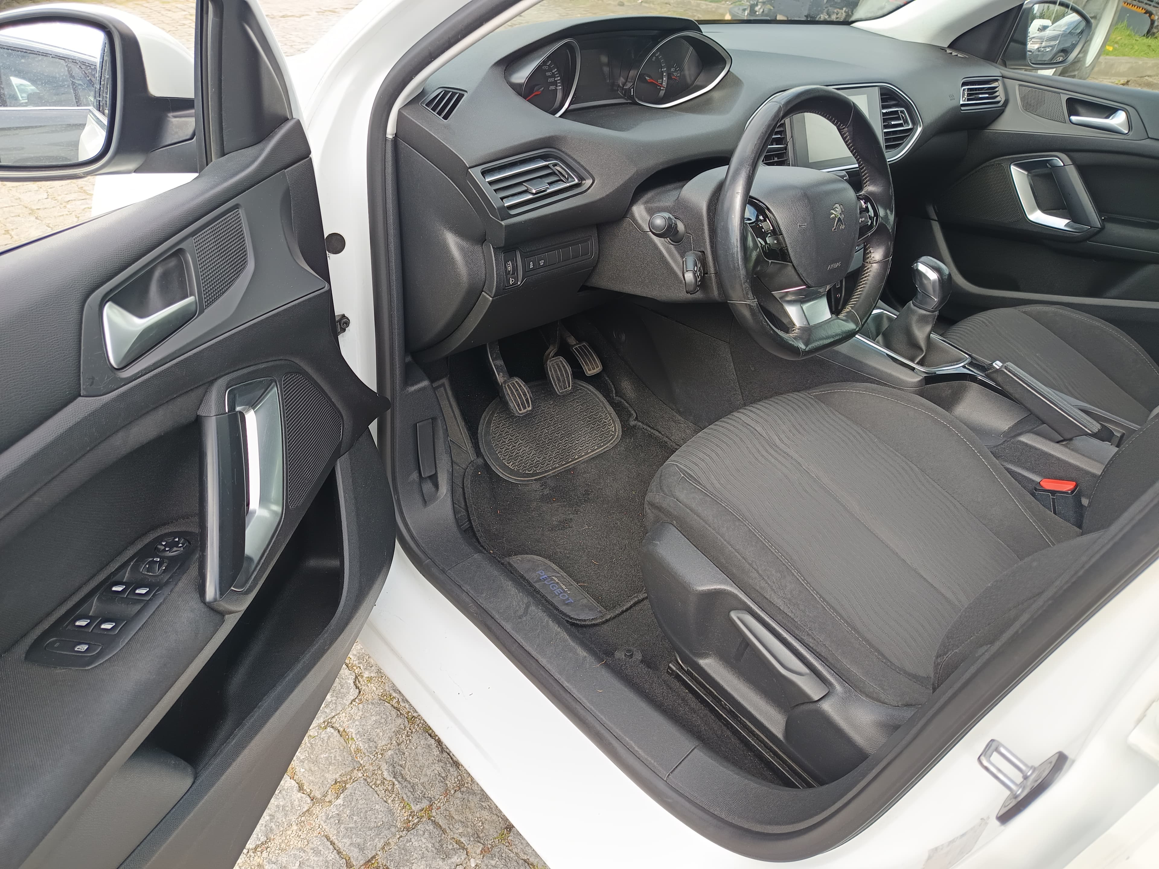 Peugeot 308 · Ano 2016 — image 31