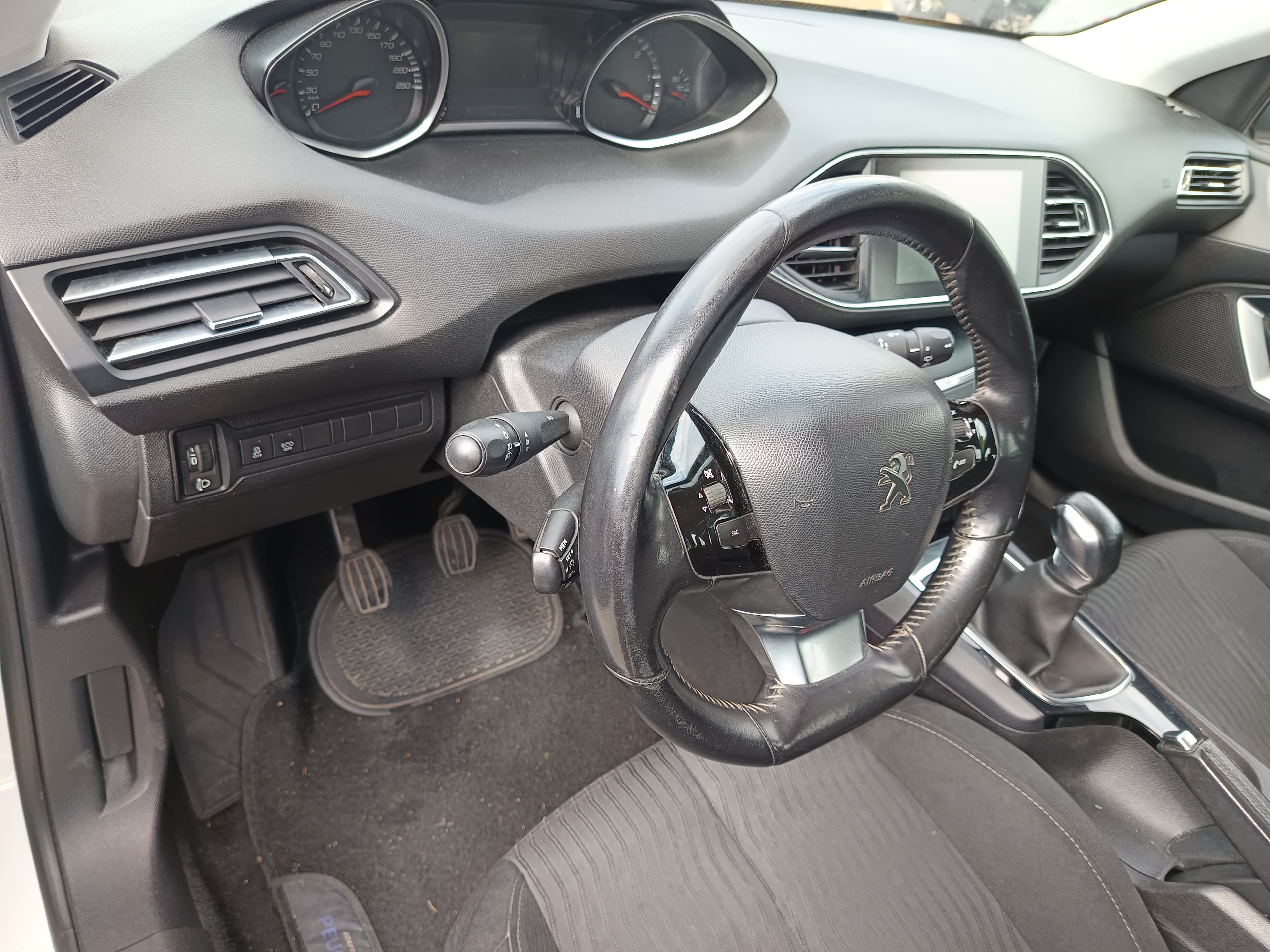 Peugeot 308 · Ano 2016 — image 19