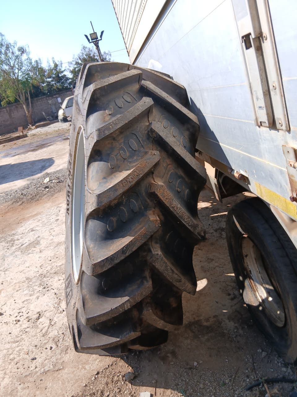 Pneus de Tractor com Jantes — imagem 2