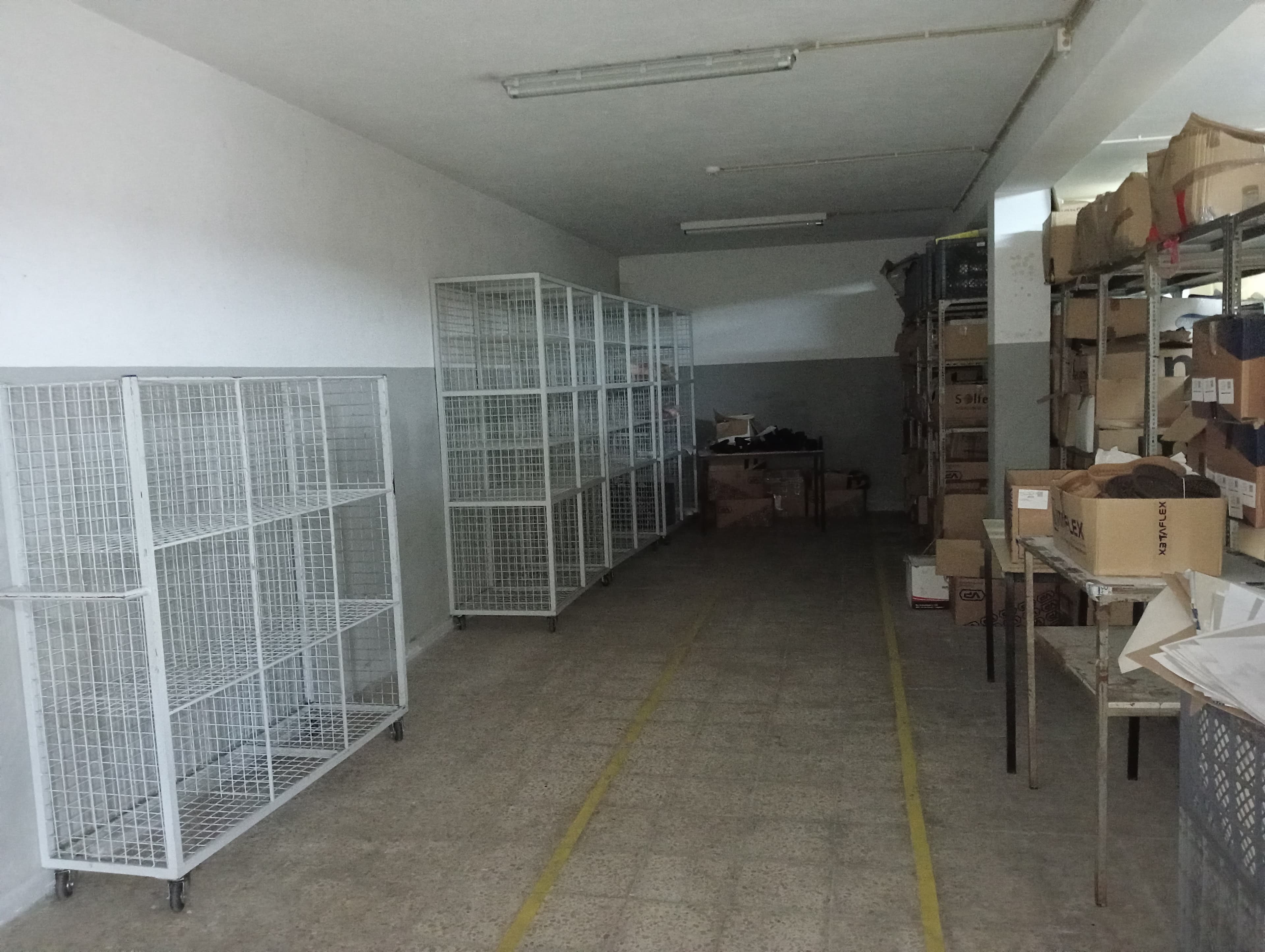 Máquinas de costura · Estantes em Dexion · Mobiliário — imagem 11