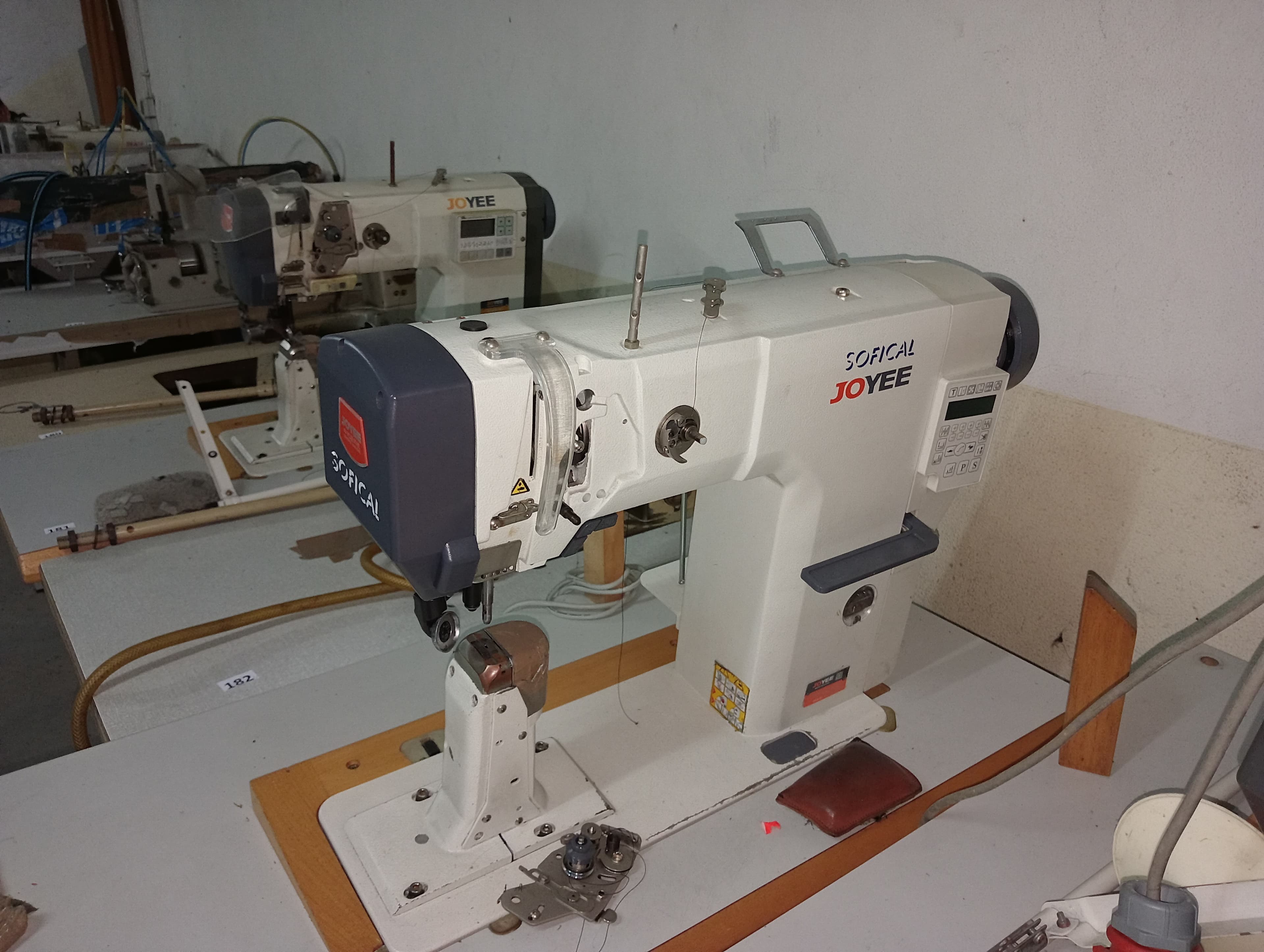 Sewing machines — image 16
