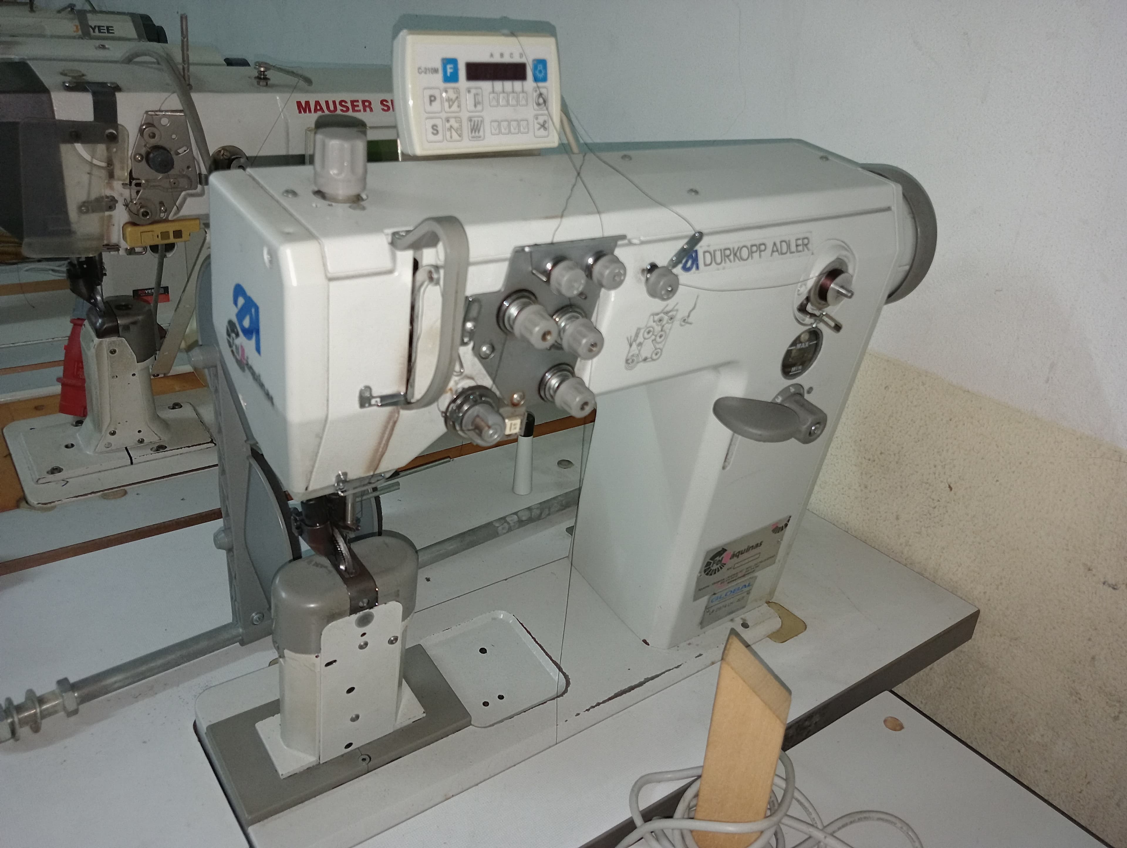 Sewing machines — image 22