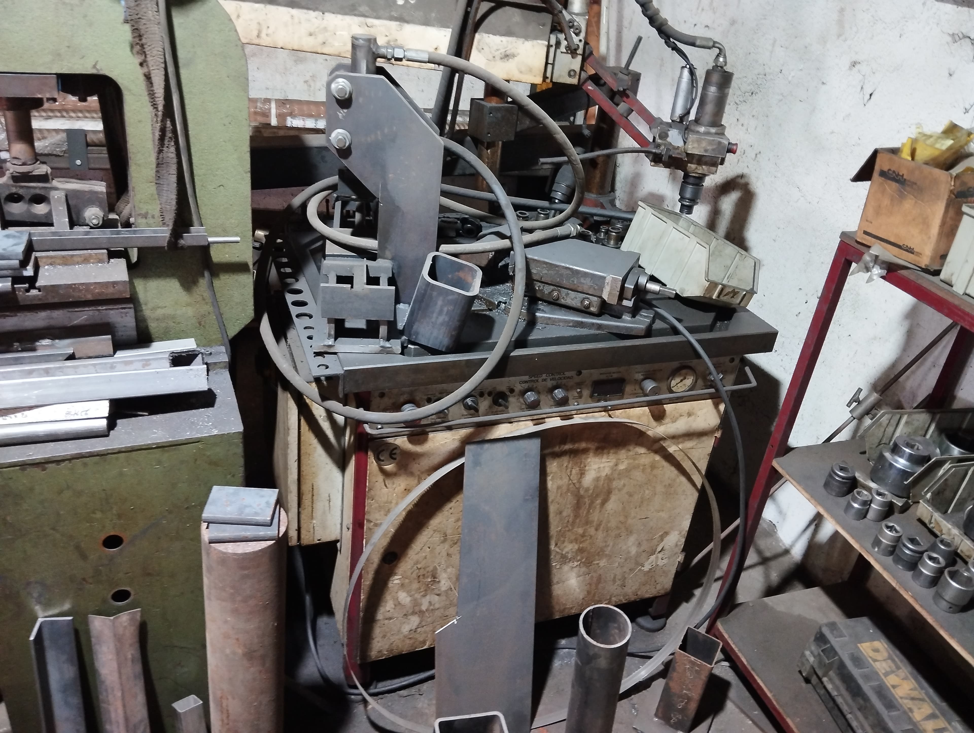 Máquina de rosquear com braço articulado — imagem 1