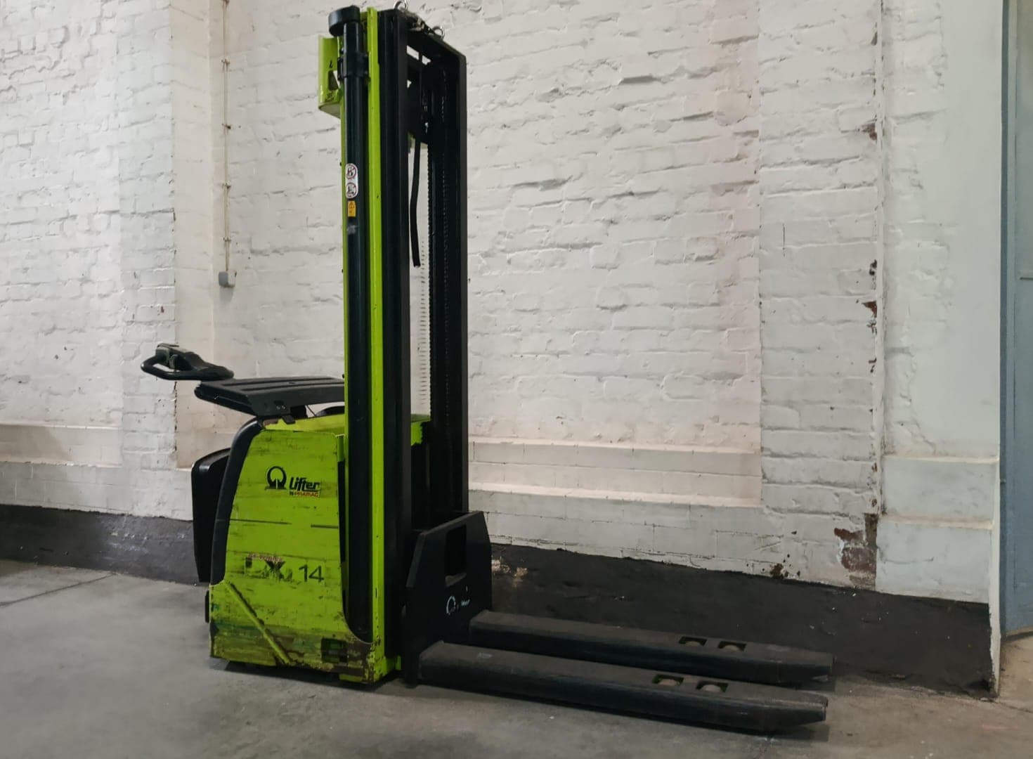 Empilhador Pramac LX 14 e Balança Eletrónica Industrial — imagen 1