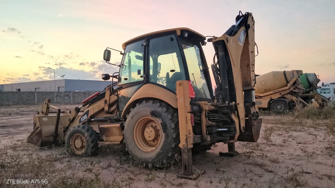 Retroescavadora Caterpillar 428E — imagem 4