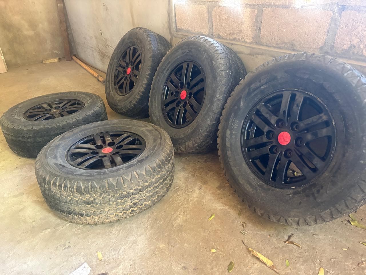 Rodas de Aço, com calotas de desenho esportivo — imagen 2