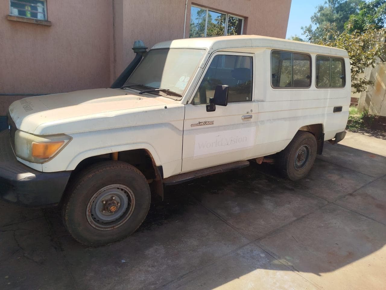 Toyota Land Cruiser — image 12