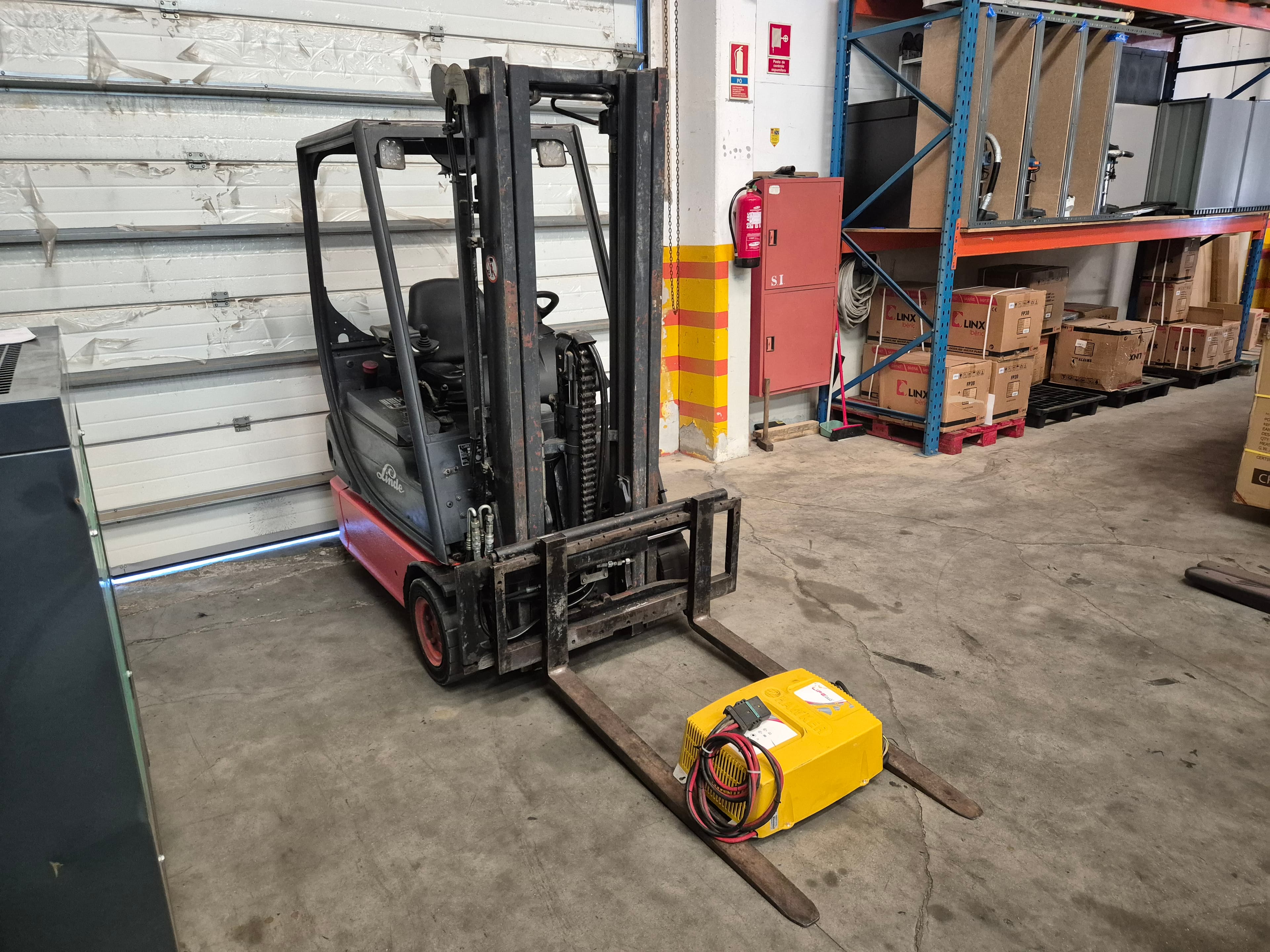 Empilhador Linde · Ano 2002 · 1400 KG — imagem 3