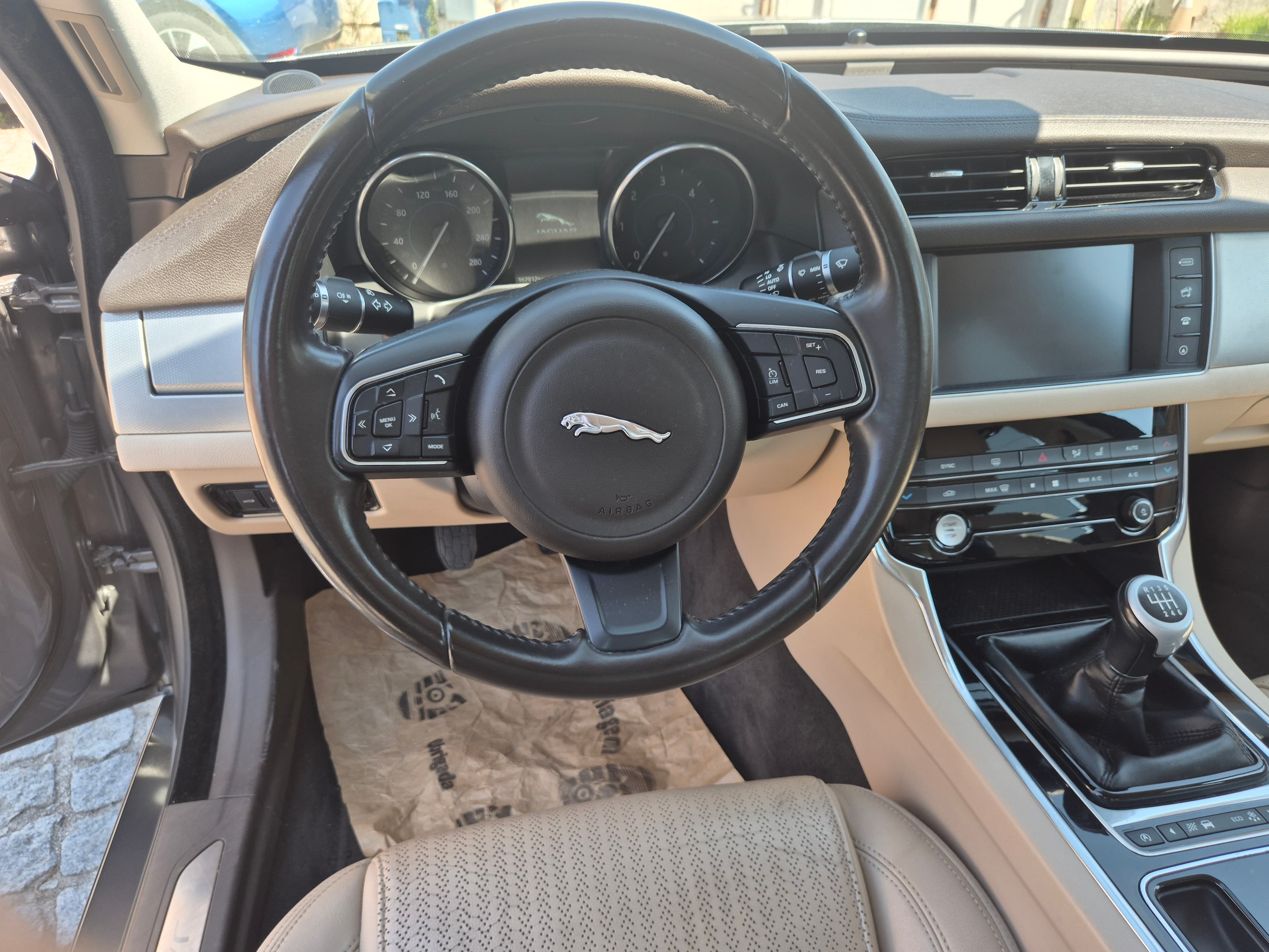 Jaguar XF II 2.0d · Ano 2016 — image 30