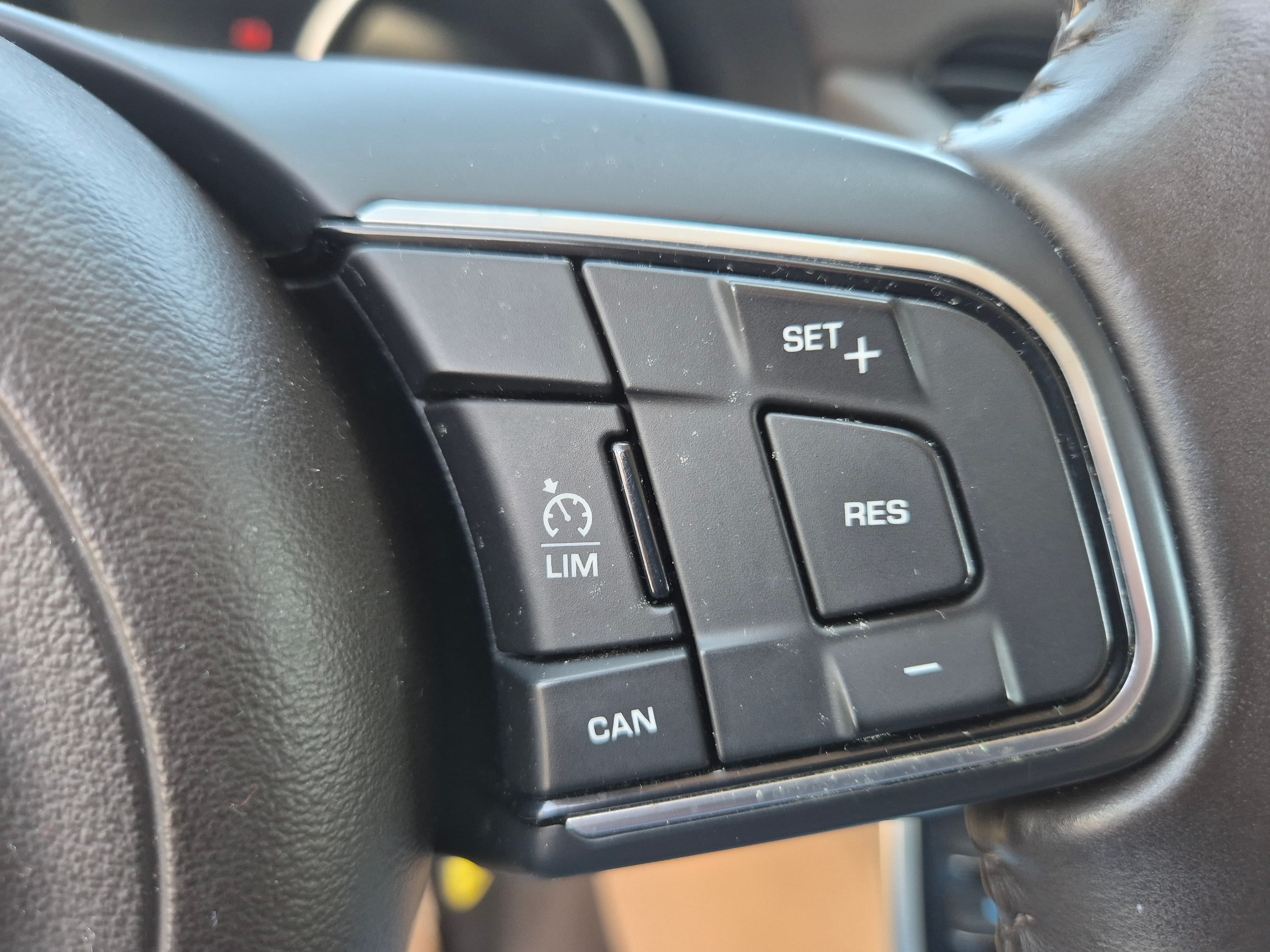 Jaguar XF II 2.0d · Ano 2016 — image 35